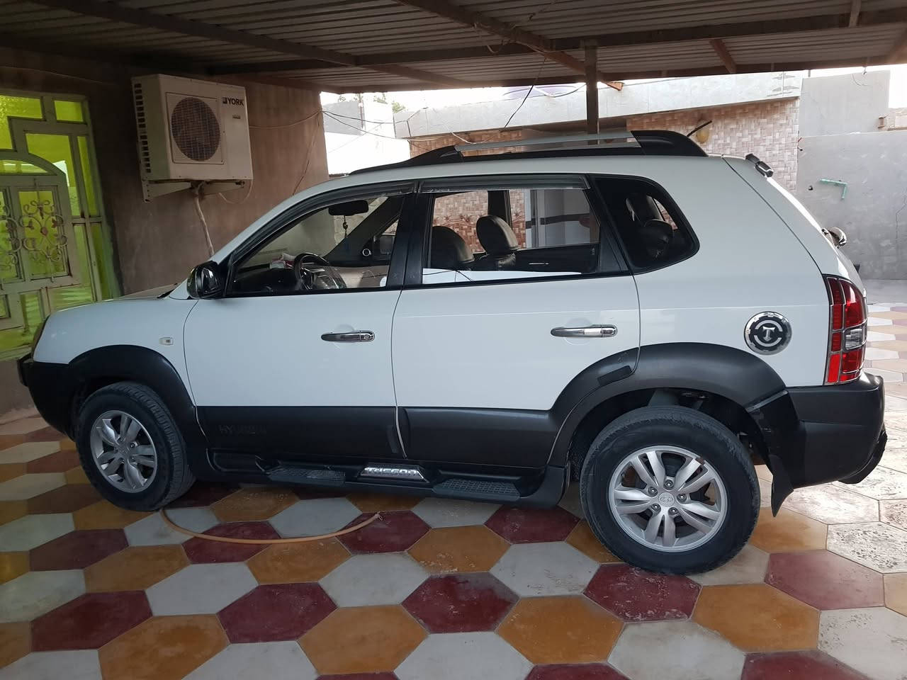 سيارة توكسان ٢٠٠٩ رقم بغداد بإسمي  مكفولة كفالة عامة ماعدى اربع اصابع بارد بخشم الجاملغين الايسر والايمن ..مكينة دوش تبريد تدفئة تحويل ثاني يوم ماتخسر عليها الف دينار صارلها خمس سنوات عدنا السعر ١٢٠ المكان نجف/ خان النص ***********
