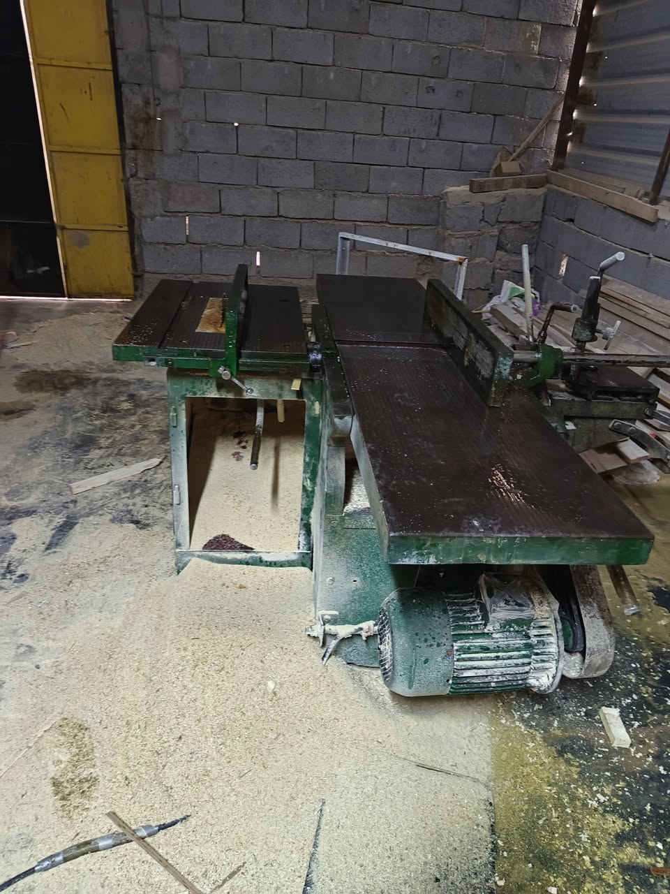 سلام شباب محل نجاره للبيع مثل ماوضح بصوره للاستفسار رقم صاحب المحل ***********
