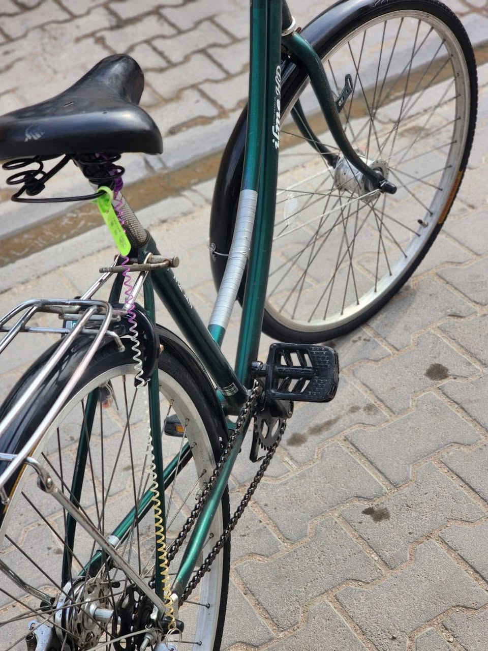 السلام عليكم للبيع بايسكل موديل 2018
بايسكل نضيف نقصه فقط واير وسيم مال بريك 
لون مميز زيتوني مكانه كربلاء السعر 65وبي مجال
رقم الهاتف *********** واتساب
