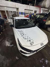 السلام عليكم  النترا 2023 هايبرد وارد كندي   سيارة ماشية18 mi  مواصفات...