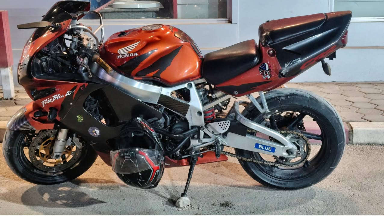 سلام عليكم  دراجه  بطحه سيبي ارار 919cc  بجم عريض  مكفوله كفاله عامه من التاير لتاير كابرته ما مفتوحه دراجه مال رمبه جديد
بيه دراع حمايه كفرات حلو مميز ليتات زنون  صلنصه ماركه  
دراجه بطناش اول ثاني ثالث شرط الاول 120لفصله  وسرعته 300 دراجه دخول جديد مال حاويه مدفوع كماركه  كهربايت كله شغاله   ترايك للبصره  لون مميز مكاني النجف الاشرف شارع المطار   سعره 22 وببه مجال رقم موبيلي ***********
