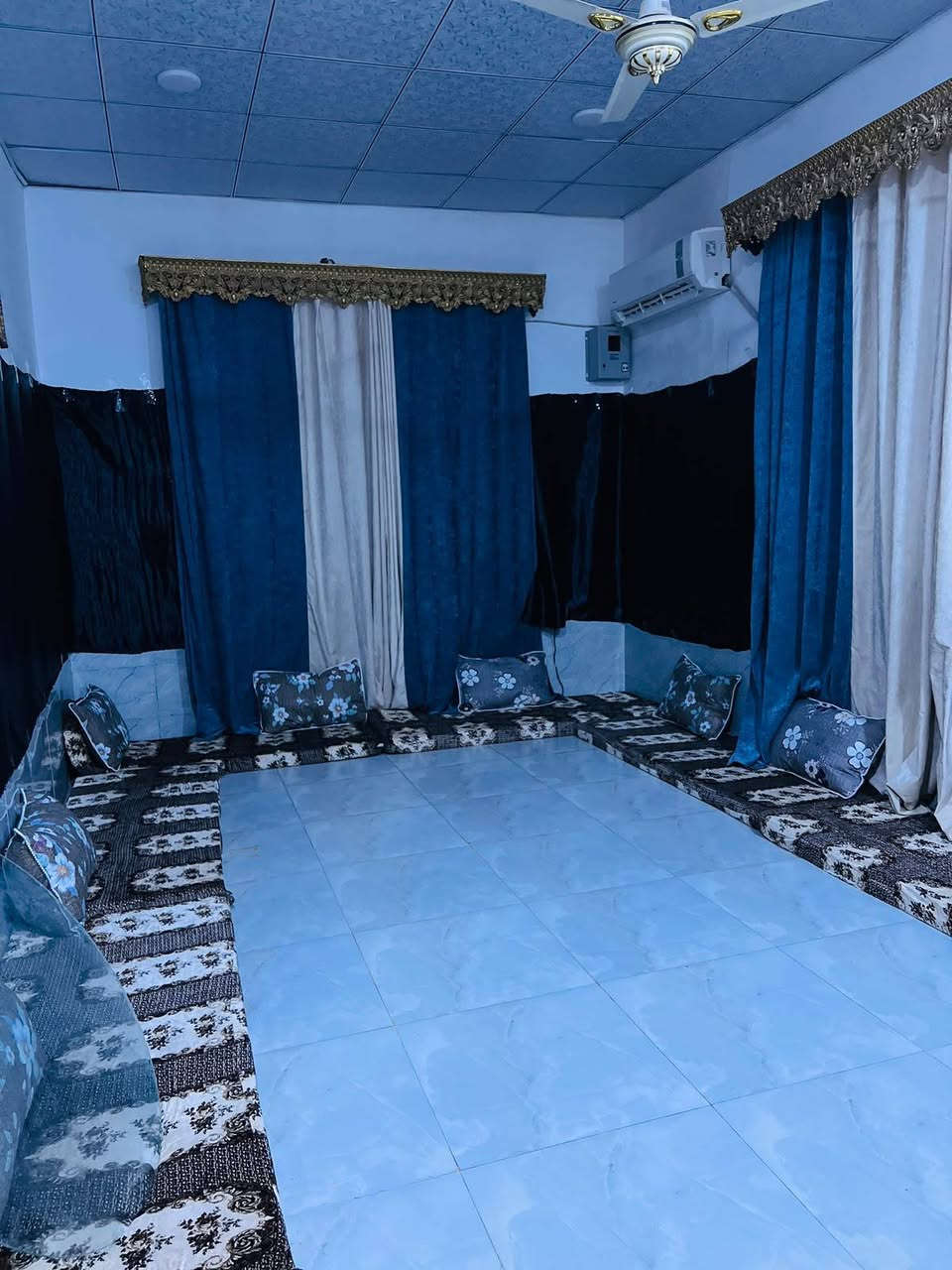 ما شاء الله بيت مساحة 125متر البناء طابق اونص  يبعد عن الشارع 100متر ايخبل  سعره 63
***********
اوبيهه مجال للشراي قريبه للشارع العام كلش مسافة 100متر  تتكون من #غرفتين #اوصاله #اومطبخ #وستقبال #حمامات داخليه اوخارجيه  الطابق الفوك بيه #غرفه اوصاله اضافه الهذا الكاونتر مع تانكي مي مع گيزر مع  خلاطات ماطور مي خط مولده  ينباعن مع #البيت 
#ملاحضه البيت #خط اول  مسافه عن السوك  والمدارس مسافه بصيطه مكان راقي ويخبل  للاستفسار   ***********
