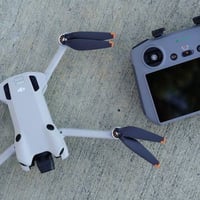 Dji mini 4pro combo plus  :استعمال قليل    يجي وياها كامل ملاحقاتها مع...