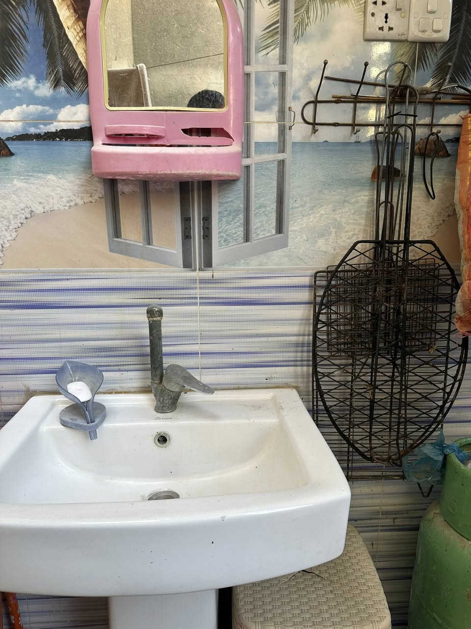 السلام عليكم دار للبيع الموقع ابو الخصيب خلف مدارس رفح يبعد عن الشارع السياحي 80 متر زراعي بسم عراقي  مساحته 150 متر الطابق الارضي يحتوي على استقبال وصاله ومطبخ وغرفه نوم ومشتملات 2 ومناور 2 وكراج مع الاثاث 

الطابق الثاني يحتوي على 3 غرف منام وصاله ومشتمل بناء درجه اوله طابوق خدمات كامله ماي تبليط مجاري بنفس الشارع 4 مدارس السعر 185قابل للتفاوض للستفسار ***********
