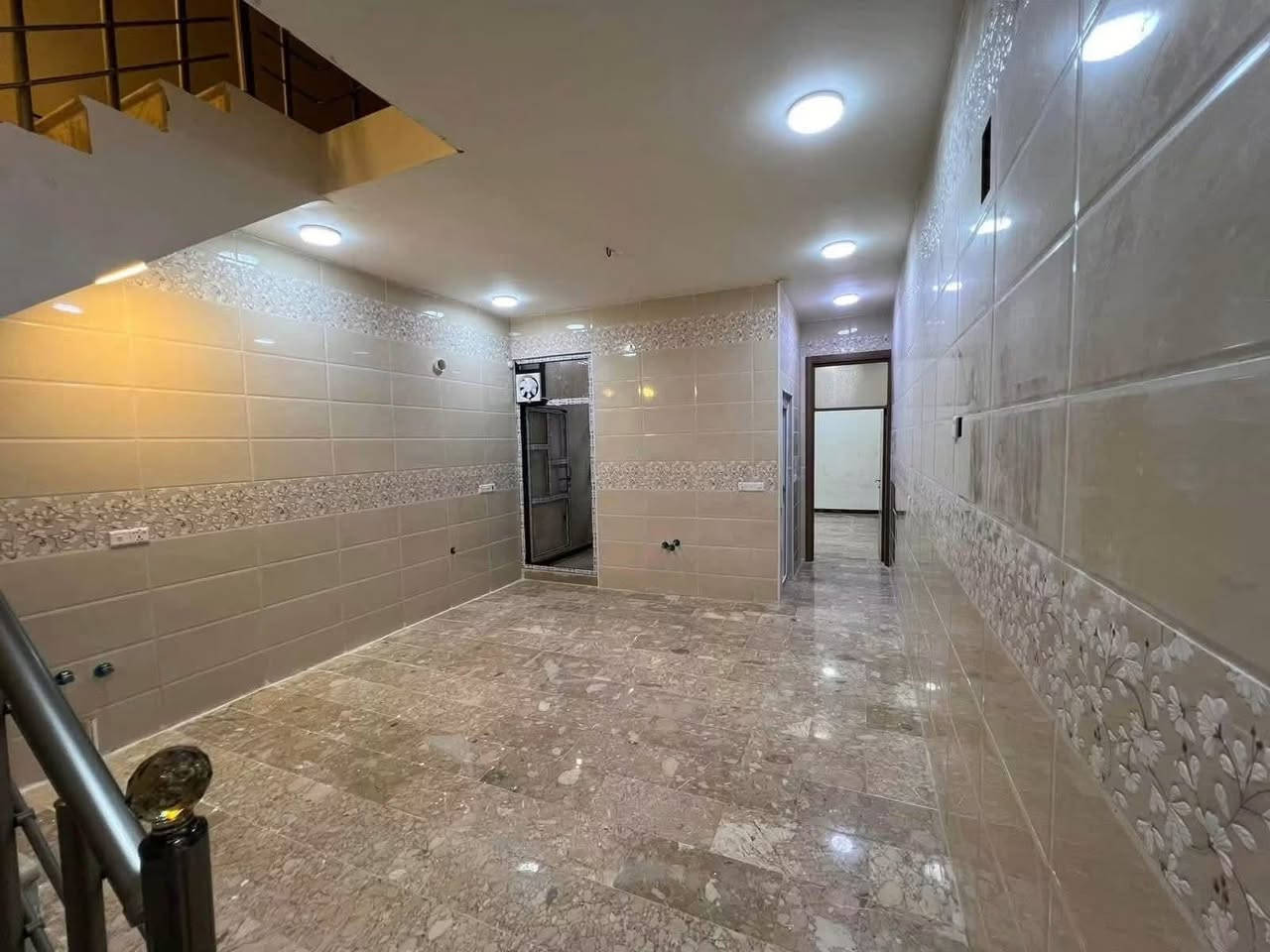 #للايجار في منطقة السيدية 

بيت سكني جديد ونظيف جداً، جاهز للسكن، يتميز بموقع هادئ ومناسب للعوائل.

المساحة: 100 متر

🔹 يحتوي على:

* 4 غرف نوم

* صالة

* مطبخ

* خدمات عدد 3

💰 الإيجار: مليون ونص 

📞 للاستفسار:***********
