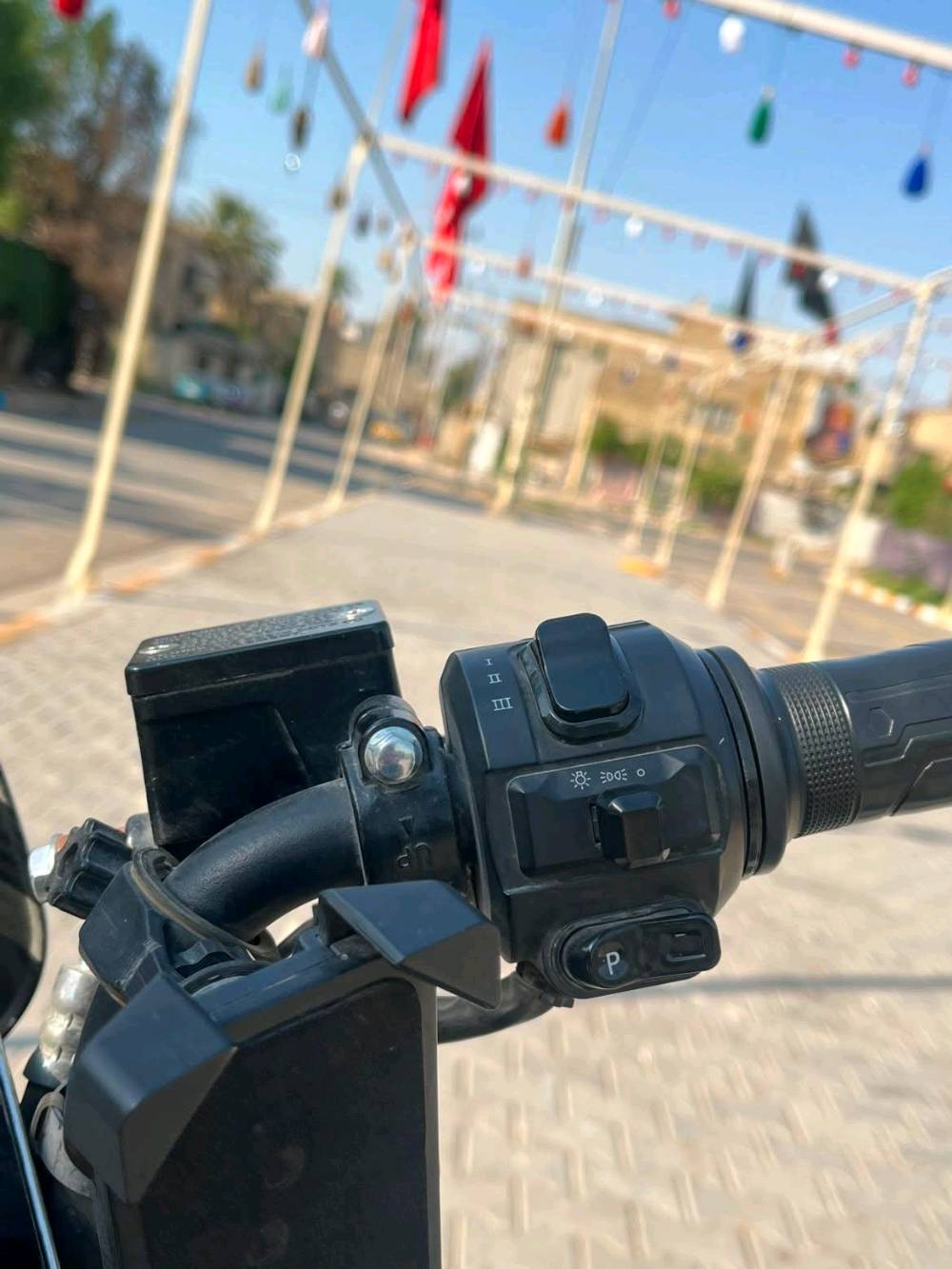 بطاريات ليثيوم 

ملف 3000 حقيقي 

تمشي 60 كيلو بالشحنه الوحده 

يجي وياها صندوك 

الدراجه ضد المي 

الدراجه بيها نضامين قياده و تجي 3 نمر سرعه

الدراجه بيها R ترجع و بيها نضاب لبارك P

الدراجه مدت استخدامها 8 اشهر 

سعرها (800) 

الرقم للتواصل *********** واتساب