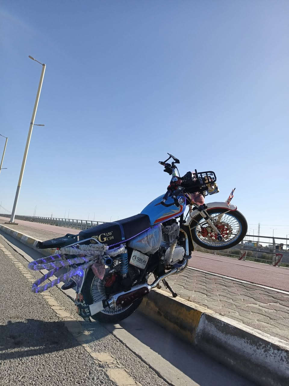 يالله
دراجه تايكر موديل ٢٤ 

دراجه حرفيا جديده ومزوده ومتعوب عليهة ربع متحط عليهة 
تزويدات كدامك 
🛑دبل دسك دسك خلفي ودسك امامي يعني بريك خلفي دسك مو بنز وحده ب ١٢٠ تزويد يجي 
باقي تزويدات موضحه كدامكم ع نشرات وجمبزه 
🛑سعره ٨٧٥ او مراوس 
موقع رمادي تاميم 
رقم واتساب ***********
