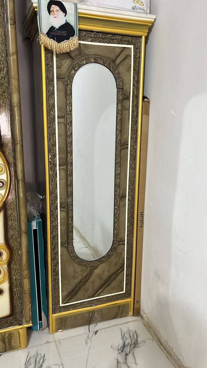 غرفه خشب عراقي  سبع قطع  نضيفه ضررها بسيط بـسہ بمرايه التاج وفايبرة الكنتور منوره خدش بسيط  الاستفسار ع رقم ***********
