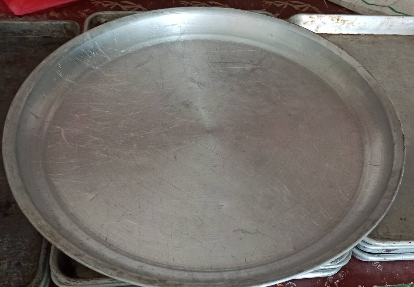 السلام عليكم من رخصت الادمن طاوليات قياس 40 في 60 البقلاوه أو الشوي نظيفات 85طاولي وقوالب كيك 35 قالب سعر الطاولي 8000 وقالب الكيك 2500 وصواني وفرن سعر الفرن 900 الف وب مجال للاتصال ***********.
