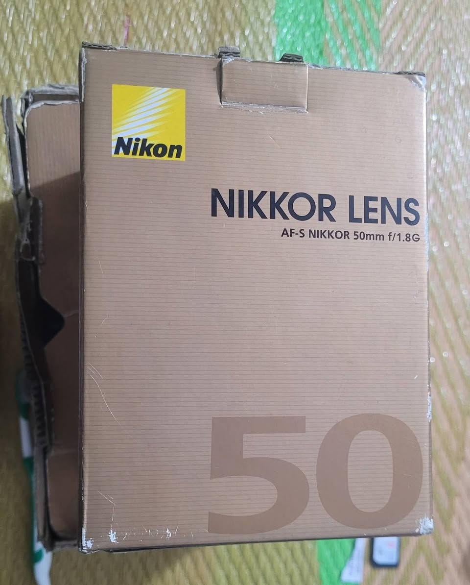 كامرة نيكون D610 فول فريم
مع عدسة 50mm فتحه 1.8 
كارتونة وحزام الغراض موجودات 
للتواصل ***********
