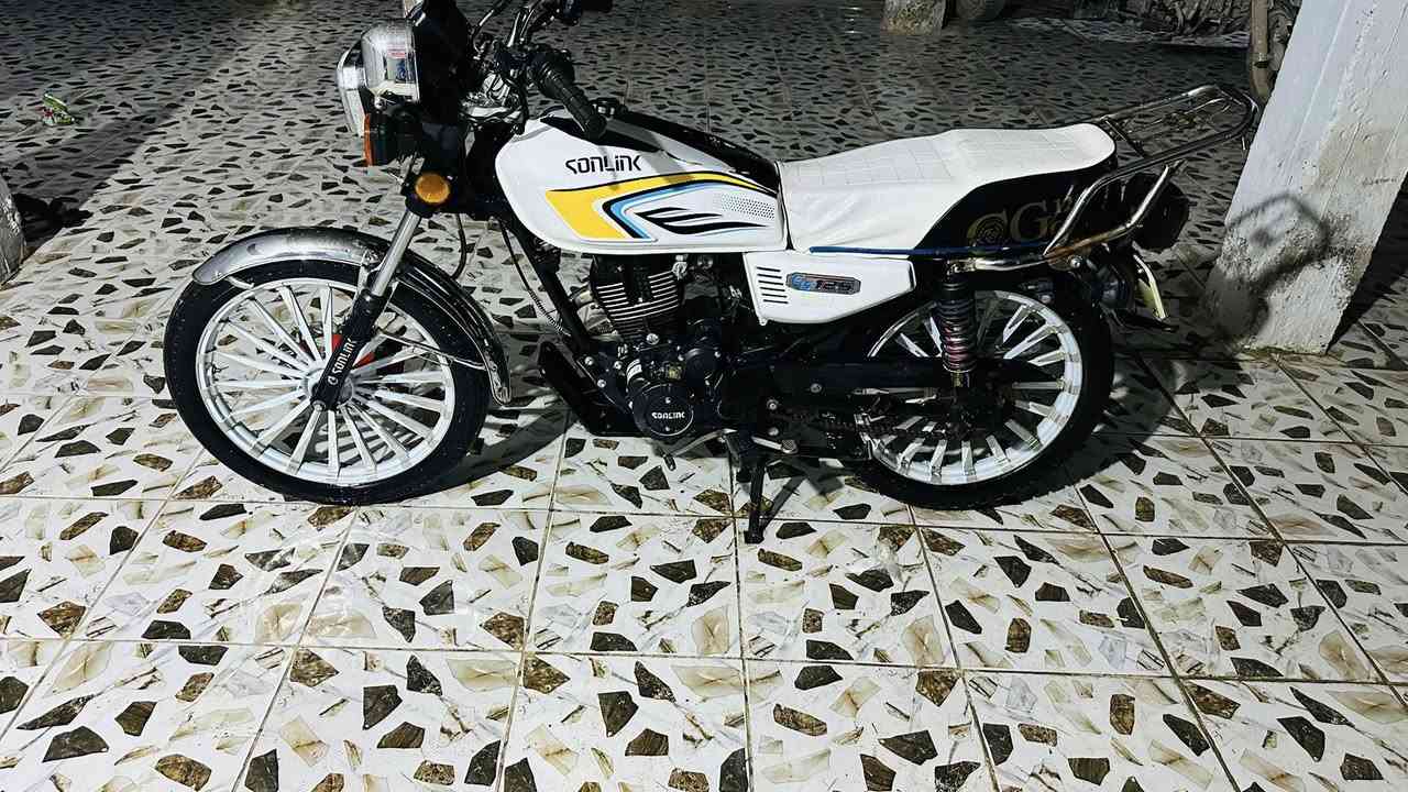 سيفان موديل ٢٤ الدراجة فول نظافة محرك مامفتوح على وصع الشركة كهربائيات شغالة اوراق كاملة السعر ٦٧٥ وبيها مجال مكاني بابل الكفل قرب الامام زيد ع للأتصال 
*********** بي واتساب
