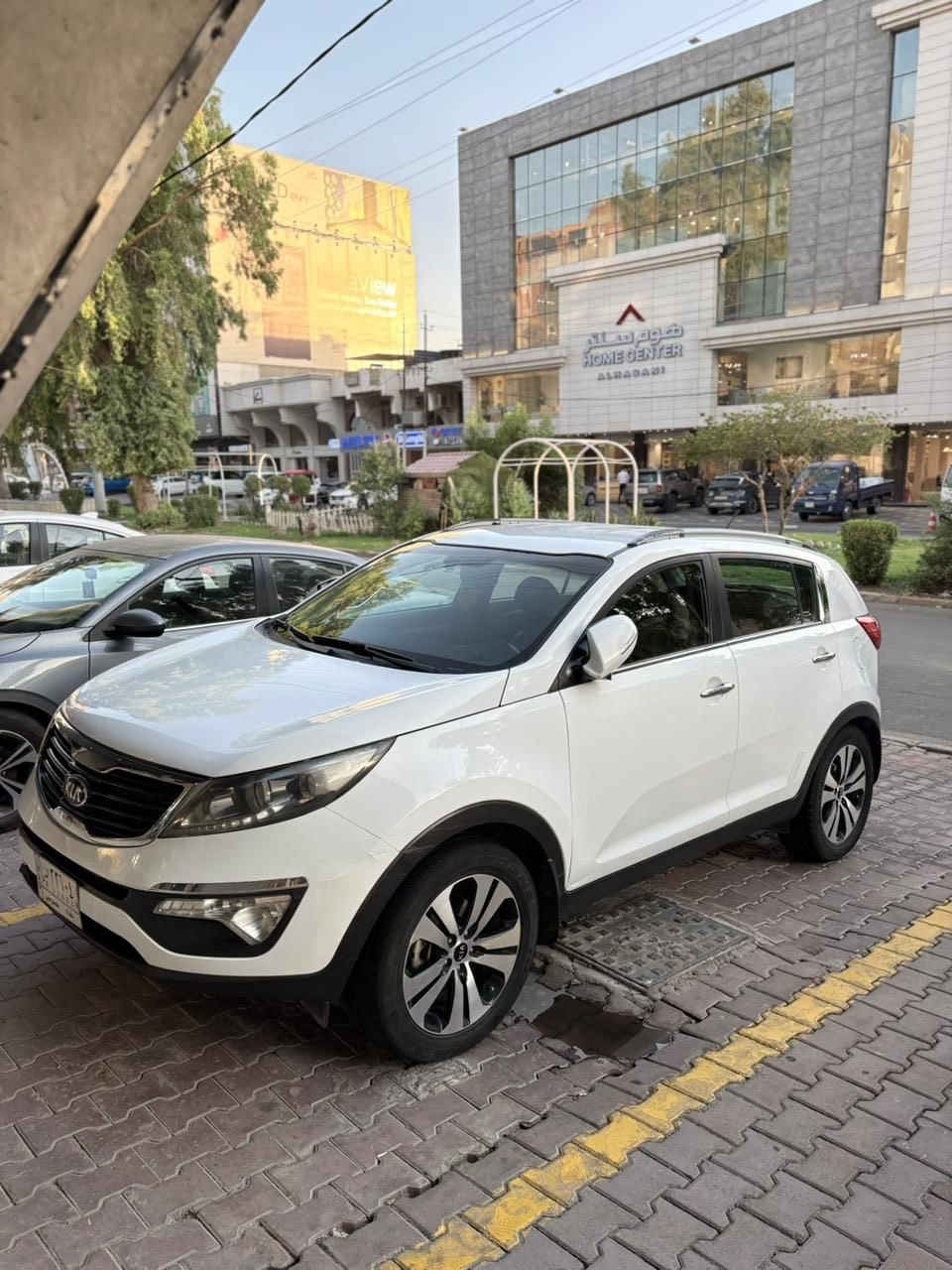 كياا سبورتج …. ( خليجي ) 
مكفوله من الحادث والصبغ 

رقم بغداد … 

سيارة نطيفة على ايدي ،. 

الصدر الامامي رايدله شغل شويه فقط 

موديل 2014 … 

محرك 2000 دوش … 

مرايا شفط … 

شاشة كبيرة .. 

كاميرا خلفيه + حساسات 

ويل كروم ( فراشة ) .. 

تحكم ستيرن  ( جهتين ) … 

دشبول بيانو … 

تبريد ثلج خير من الله …

السعر … 

161$

والسعر بي مجال بسيط

للتواصل … 

*********** 

***********
