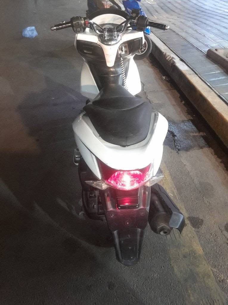 السلام عليكم pcx جيل اول ياباني مكفوله كفاله عامه لوك مكينه 150 برغي ممفتوح بيه  مال حاويه دراجه تتعب تكول جديد حساس ازدحام حساس ستان كله شغال ماشي ٣٥ حقيقي السعر مليون و١٥٠ وبيه مجال العنوان بغداد  الكاظميه المقدسه الهاتف ***********
