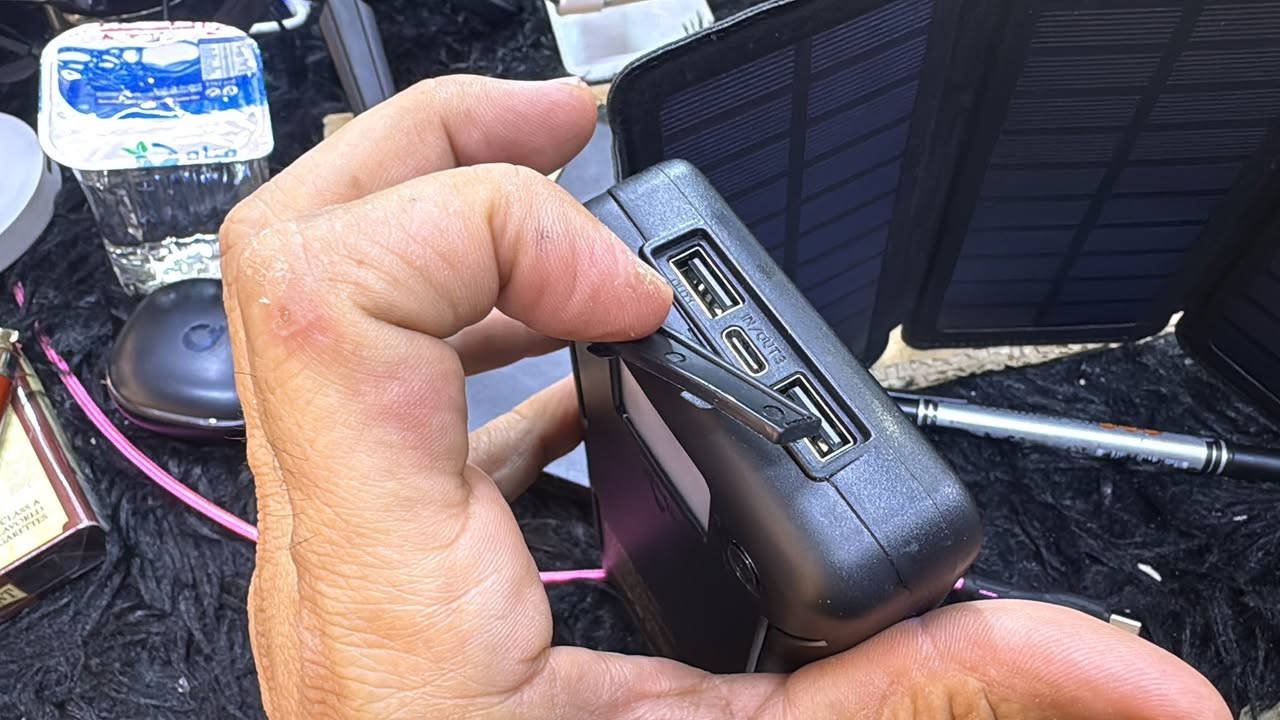 شاحن شمسي محمول (Solar Power Bank).
يحتوي على ألواح شمسية مدمجة لتحويل ضوء الشمس إلى طاقة كهربائية لتخزينها وشحن الأجهزة الإلكترونية. 
يمكن شحنه أيضاً عبر القابس الكهربائي التقليدي، وهو أسرع بكثير من الشحن الشمسي. 
يعتبر خياراً مناسباً للطوارئ أو أثناء السفر والمناطق التي تفتقر للكهرباء. 
قدرة  20,000 مللي أمبير،
اعلى سعر ابيع توجد خدمة توصيل


**إذا كنت صاحب هذا الإعلان وتريد حذفه لأي سبب، رجاءا أرسل رسالة إلى الدعم الفني**