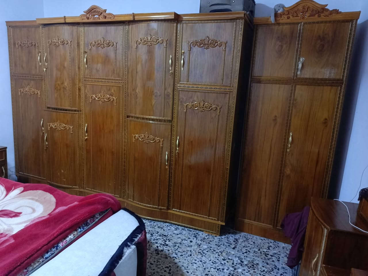 السلام عليكم
غرفة اخشاب كاملة صاج خمسة ابواب انظف من الصورة استخدام قليل سعر 850 مع مجال قليل 
***********
