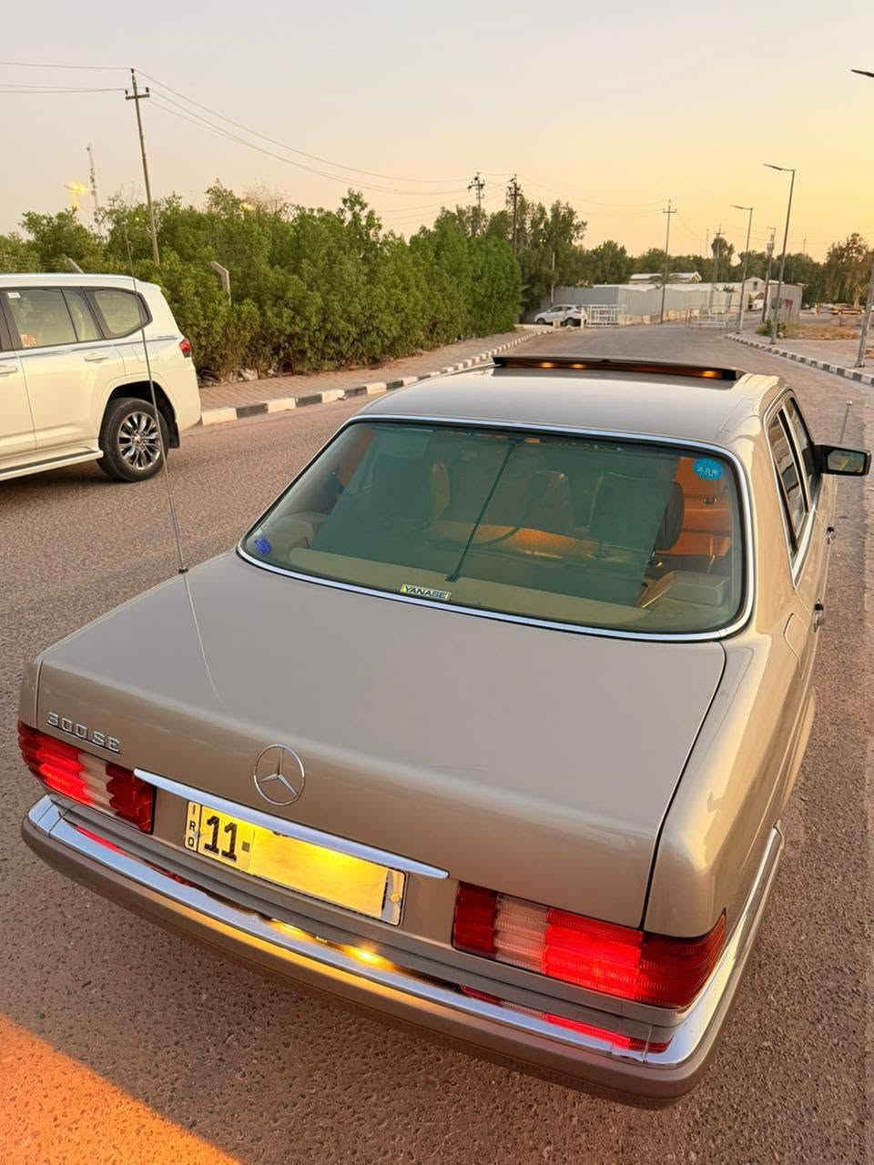 السلام عليكم 
((مكلف بالنشر))
_ _ _ _ _ _ _ _ _ _ _ 
للبيع مرسيدس رئاسي 300 SE موديل 1989

• محرك 6 سلندر (كاربيريتر)
• أعلى فئة (فئة الرئاسي)
• كشنات جلد أصلية
• تحكمات كهربائية كاملة
• بردة خلفية
• تليفون أصلي
• كشنات تدفئة
• تبريد وتدفئة السيارة يعملان بالكامل
• الاستيرن كهربائي
• جميع الأنظمة الكهربائية في السيارة تعمل بصورة ممتازة

حالة السيارة:
السيارة بحالة ممتازة جداً ومحتفظ بيها طوال السنين. الدواخل، المحرك، والجميع على وضع البلد ولم يتم التلاعب بأي شيء. السيارة مصبوغة بالكامل للجمالية فقط وليست حادثة أو مضروبة. يوجد بالسيارة رصعتين فقط.

السعر: 179 ورقة
ويوجد مجال للتفاوض للجادين.

مكانه:- سليمانية 
الرقم:- ***********
