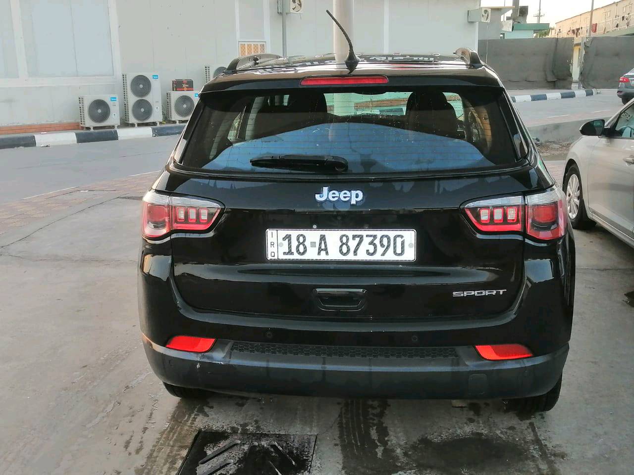 جيب كومباس موديل ممتاز واسود، بحالة جيدة بدون أضرار واضحة مع مكينة وكير بحالة ممتازة. السيارة قيد الاستخدام ولا يوجد حاجة لتصليح واضح. السعر قابل للتفاوض، وممكن ترتيب زيارة لمعاينتها على أرض الواقع. للاستفسار أو المعاينة يرجى التواصل عبر رقم الهاتف.