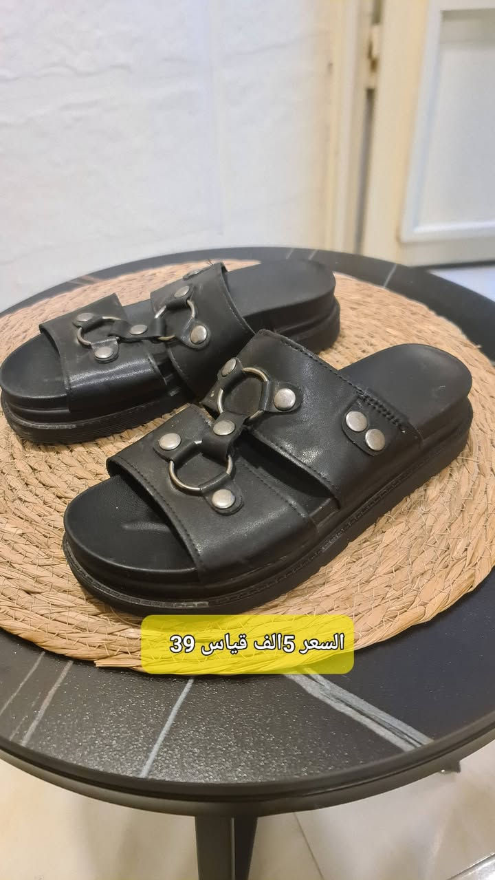 أحذية وشحاطة وجركز نسائية وملابس وكوزمتك واكسسوارات وغراض منزلية كل التفاصيل والسعر بالصور مذكور خاص ماسنجر او على الرقم ***********
