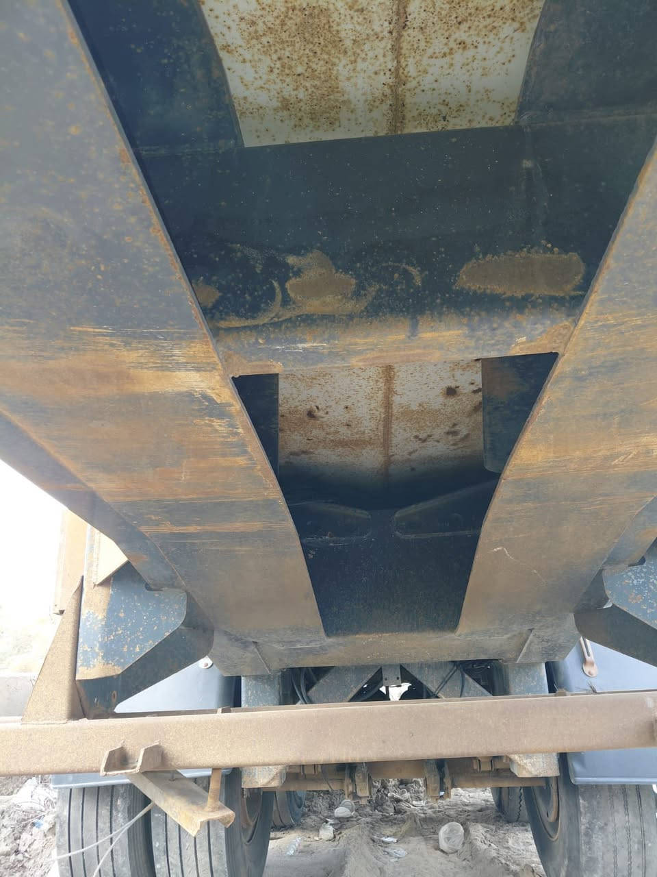 لبيع مقطوره ايطالي مكفوله كفاله عامه ذرعه28طول سبعه ونص  تريده تريله رجليه وبيمه موجودسبرنك امامي جوبلس خلفي***********
