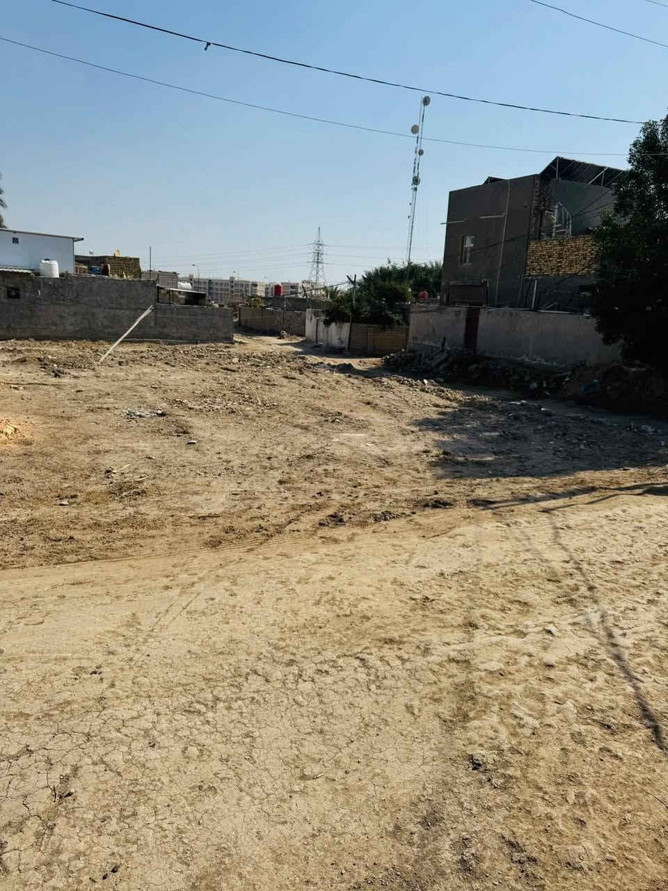 سلام عليكم قطعه ارض زراعي المساحه ٢٥٠ متر ركن .الموقع خلف المجمع السكني طريق حله نجف. القطعه مدفونه وجاهزه للبناء خدمات ماء وكهرباء ومجاري .السعر خاص ومناسب .الاستفسار على الأرقام التاليه .
*********** محمد رشيد 
*********** منتظر الصليخي
