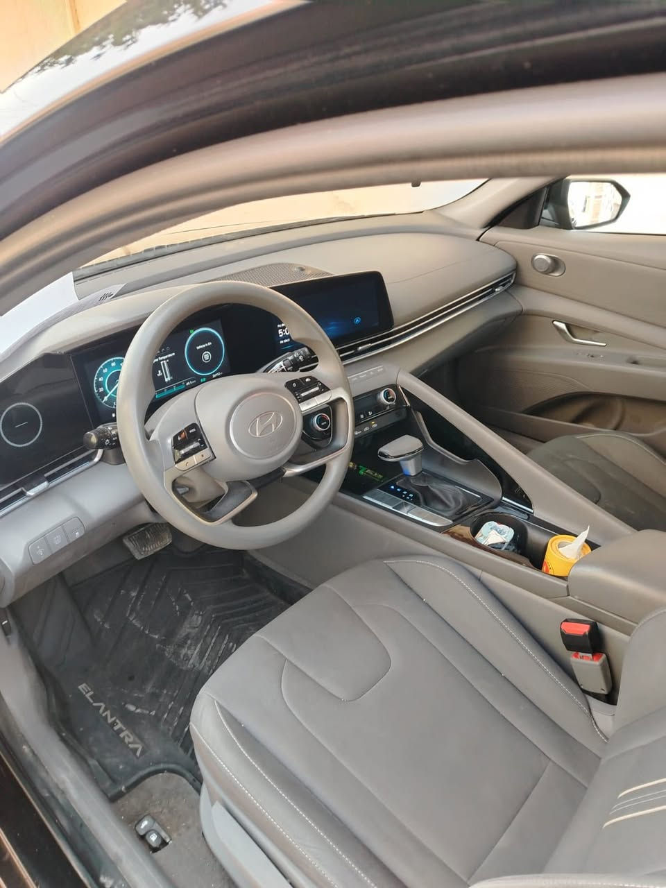 النترا وارد امريكي موديل 2024 هايبرد 
ماشية ٢٧ الف ميل 
مواصفات 
بصمة ابواب +تشغيل +صندوك 
داخل فاتح 
شاشة كبيرة 
دشبول دجتل 
رادار ٣٦٠ درجة 
كامرة دوارة 
حادثها جاملغ خلفي ايمن مع باب خلفي ايمن صبغتهن و موضح صور الحادث بالمنشور. 
*بيها طلع من امريكا اربع قطع صبغ جاملغات اماميه و بنيد و باب السائق 
السعر ١٤٧$ 
*********** 
مكان السيارة بابل-المسيب
