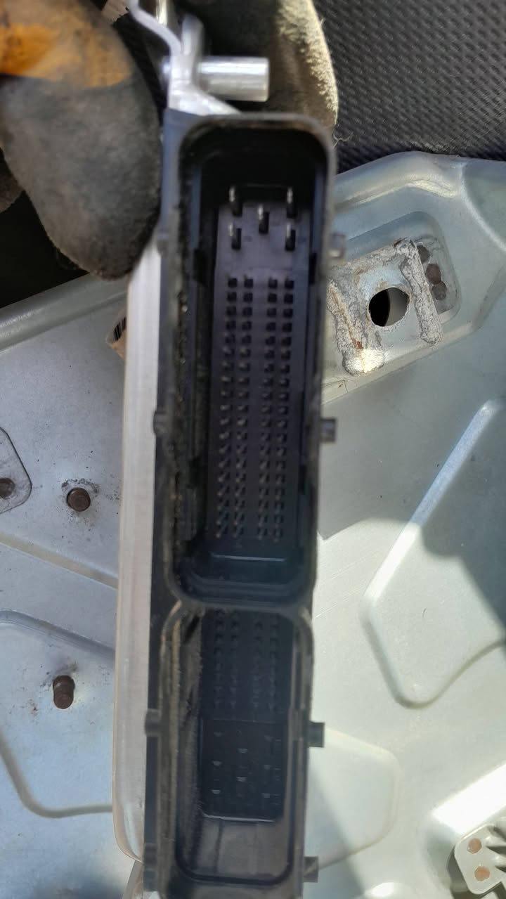 يوجد عقل محرك ٢٠٠٠ مع ظفيرة
ويوجد عقل كير ميكانيكي مع الظفيرة 
ويوجد تفرعات محرك 
***********
