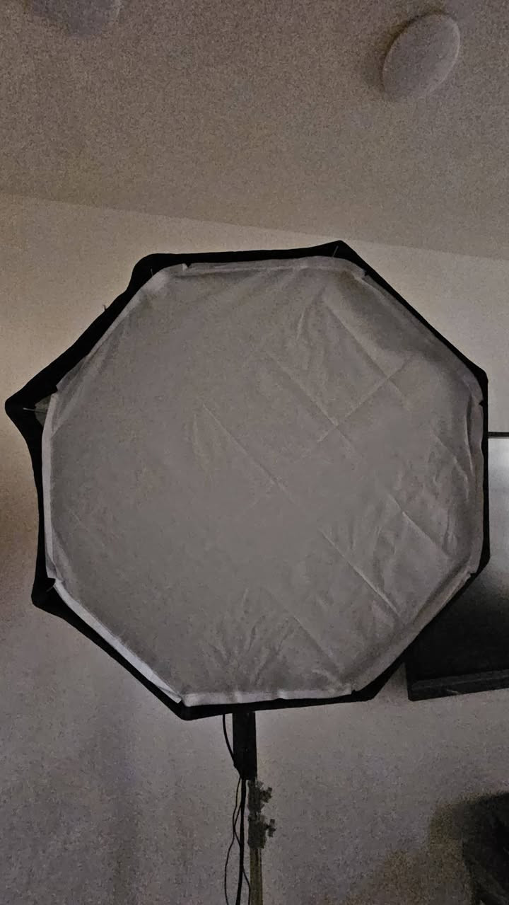 إنارة Godox Litemons LA200Bi احترافية – زوج (عدد 2)
🔹 قدرة إضاءة قوية 200 واط LED مستمر
🔹 ثنائية اللون (Bi-Color) من الضوء الدافئ إلى البارد لتناسب جميع ظروف التصوير
🔹 تحكم سلس بدرجة الإضاءة والسطوع عبر وحدة التحكم الخلفية
🔹 دقة ألوان عالية مناسبة للتصوير الاحترافي (فيديو – بث مباشر – تصوير منتجات)
🔹 تعمل مع سوفت بوكس وباونز ماونت وجميع ملحقات Godox القياسية
🔹 تبريد فعّال مع أداء ثابت لفترات تشغيل طويلة
🔹 تصميم متين ومناسب للاستوديوهات التعليمية والإعلامية
📦 المتوفر: زوج إنارات LA200Bi

سعرهم ثنينهم 800 الف 
استخدامي الهم شخصي فقط تصوير محاضرات 
كل الملحقات موجودة 
للتواصل ***********
