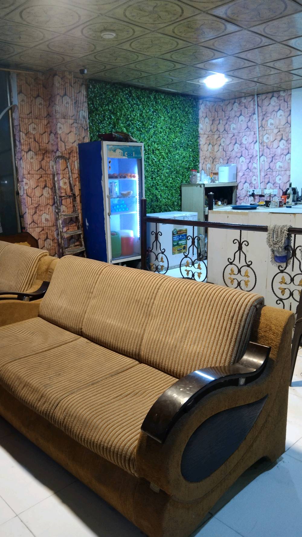 كوفي شوب للبيع البصره –القبله سوق المصطر كوفي شوب شغّال وجاهز بالكامل سبب البيع: عدم التفرغ المحتويات: سبلت كنتوري 3 طن عدد (2) سبلت 1 طن + سبلت 2 طن شاشات قياس 60 عدد (3) شاشة 42 عدد (2) + شاشة 32 عدد (1) ثلاجة + مجمّدة ماكينة صنع ثلج للعصائر نراكيل عدد (40) نظام كاميرات مراقبة نظام صوت عدد (2) منظومة إنترنت مشفّرة قنفات عدد (5) حالة متوسطة بايراد عدد (2) ميزات دومنه مع كراسي عدد (6) مطبخ متكامل (خلاط + غلاية) مطبخ خاص للنراكيل مولد 32 أمبير بنكات عمودية عدد (6) بلي فور عدد ١ وبعد نواعم الاجار 750 للاستفسار