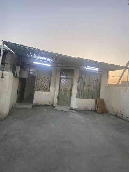 السلام عليكم 

بيت للبيع مساحه 130 متر 
يحتوي على مطبخ واستقبال غرفه نوم حمام 
البيت جاهز من كلشي سقف سندويش 
خدمات كامله مي مجاري كهرباء تبليط 
المكان جسر ديالى جامع طه قرب ملعب العيساوي 

الاستفسار الأتصال ***********
