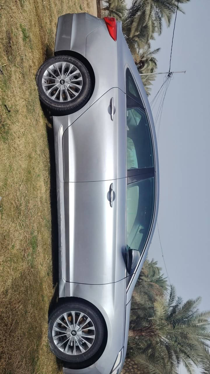 السلام عليكم سوناتا 2015 أمريكي حادثها جملغ وبنيد وباب عكس صايق موصفات سياره على فئة بلسوناتا يعني فول واحد على واحد محرك 2400 ج تي لاتنقص ولاتبخر تبرد ثلج  خلفي امامي دبل كزوز بنرما طكتين تحكم ستيرن جهتين شاشة جبيرة كشنات كهربائيّ تبريد تدفىة بلكشنات والستيرن حدادية خلفية امامية جديدة تخم تاير كهربايات كل نقص مابيها رقم بغداد تحويل ثاني يوم البيبان بصمه جنطه بصمه   سعر 120 مكان سياره حله للبيع او مروس حسب القناعه وعليه ايدما كمله  *********** وبيه مجل حك جيه وحك جيه معروف
