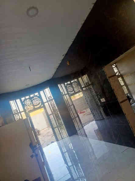 السلام عليكم بيت للبيع قريه سيد مناحي متوفر كافه الخدمات بيت يحتوي على خمس غرف نوم ومطبخ 5في  5 ديوانيه ١٦ في 5 حوش خير من حديقه ترك صحيات داخليه خارجيه البيت كامل خير من الله المساحه 580 بناء حديث بلوك سكف كونكريت الوجه وااديوانيه دنك جداري للاستفسار الاتصال ***********
