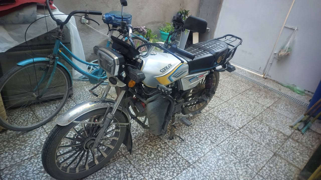 سيفان للبيع 25 ضاغطة وزنجيل ماشية 6 فقط الدراجة زيرو ماماشية مستعجل على بيعتها قفلها 950 ولحد يعامل ويكسر بيها للتواصل ***********
