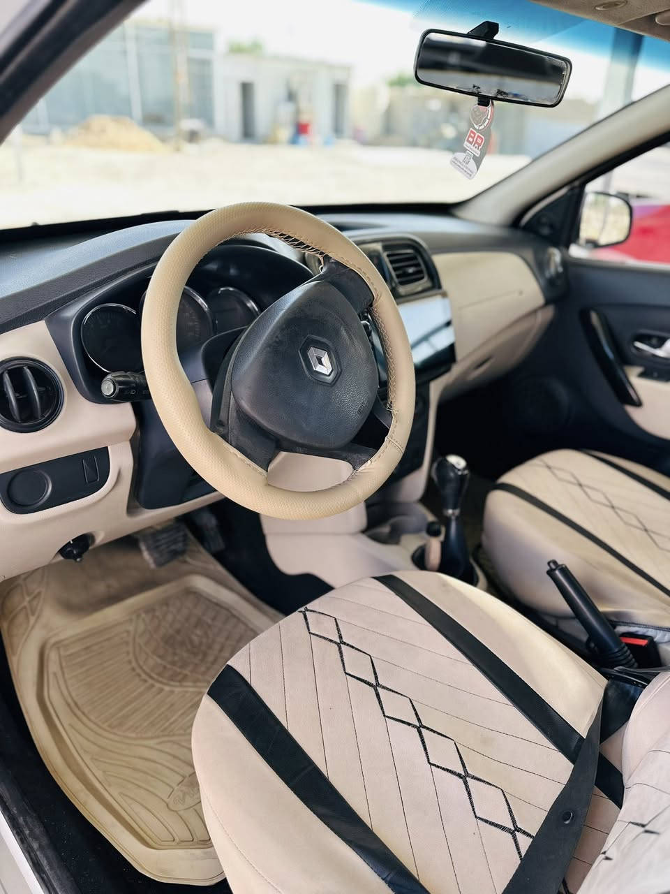 السلام عليكم
سياره رينو سمبل مديل 16
كير  اوتو مكينه كهربائيات تدفئه تبريد كله بحاله ممتازه 
سياره رقمها نجف راعيها يمي بنجف كبل يداور رايدها 
ب58 وبيها مجال بسيط. الي يحب يتواصل ع هذا الرقم 
*********** 
مكاني نجف المناذره
