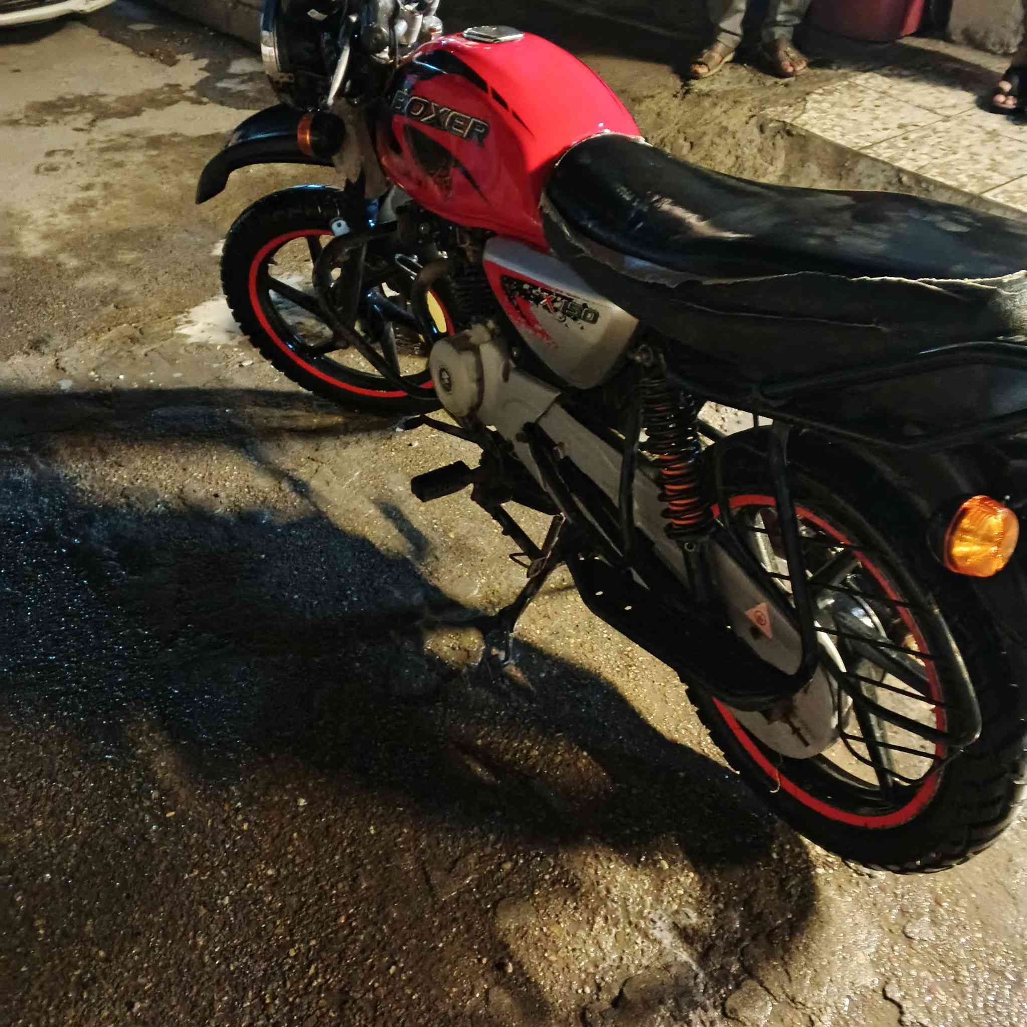 سلام عليكم دراجه بوكسر جبلي 
موديل 2021
مكينه مساويه توها 
دراجه كامله مكمله 
نقصها باتري +وجه مالتها 
كل نقص مابيها من ايدك للشارع 
أصولي بس منفيس ومكاتبه ضايعه اوراق كمرك مالها ومال دفعه موجودات وراعيها هم متواجد 
مكانها بغداد الكرخ 
سهرها ٩٥٠وبيها مجال بسيط 
رقم الهاتف ***********
