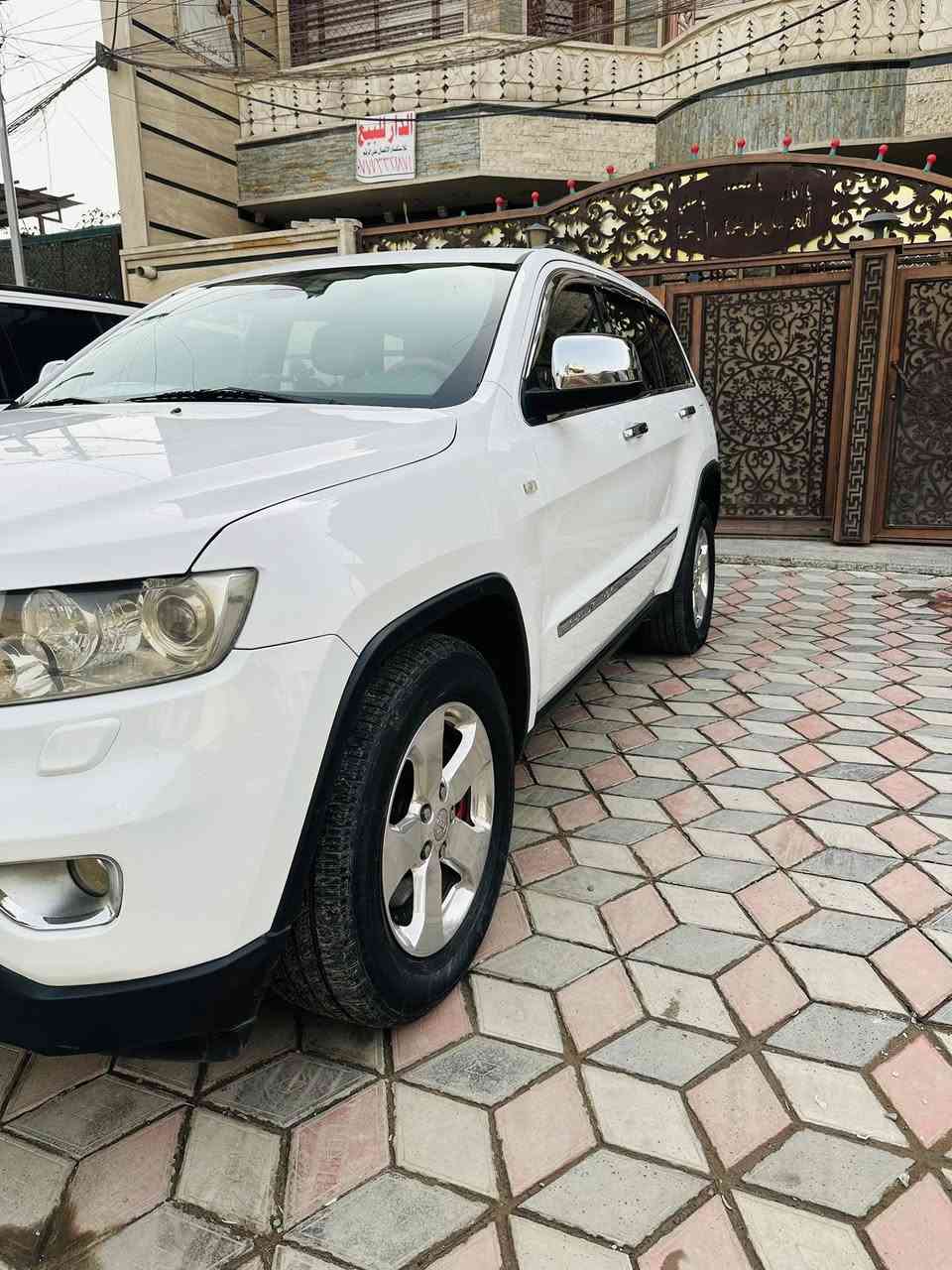 سلام عليكم جيب موديل 13
وارد خليجي سيارة جديده 
بيه صبغ باب صبغ مع دعاميات بس الأركان 
العنوان بغداد مدينة الصدر 
الهاتف ***********
