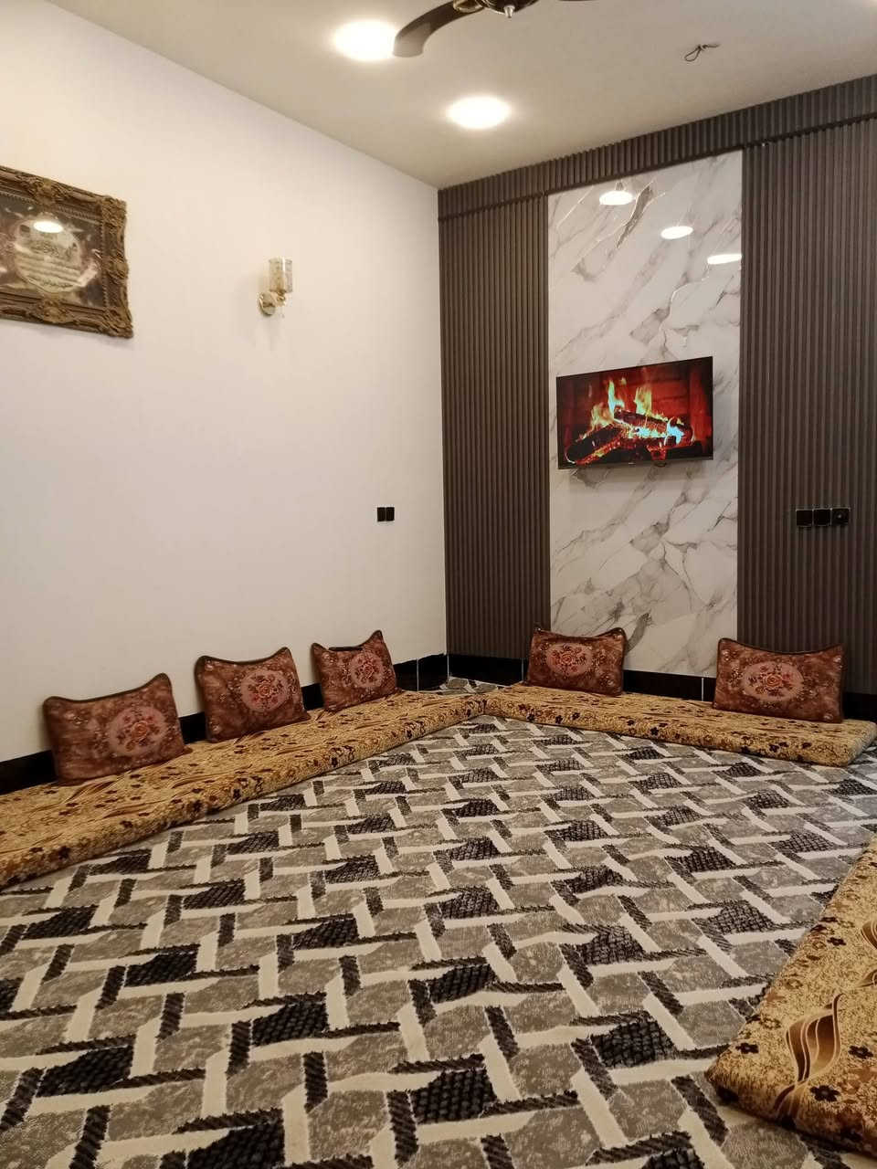 السلام عليكم
دار للبيع المساحة 150م طابو زراعي سند٢٥ طابقين 

يحتوي الطابق الأول على 
استقبال ٦*٤ والمطبخ ٥*٤ والصالة ٣*٦ وغرفة نوم ٤*٤
وصحيات منفصله وترك عدد٢ وكراج سيارة ٣*٥ وحديقة ٣*٣

الطابق الثاني 
يحتوي على غرف نوم عدد ٢ فوق الاستقبال والمطبخ 
وبيتونه كبيرة 
العنوان الراشدية شارع المراسمة وطريق الرابط بين جزيرة بغداد والراشدية للاستفسار الاتصال ***********
