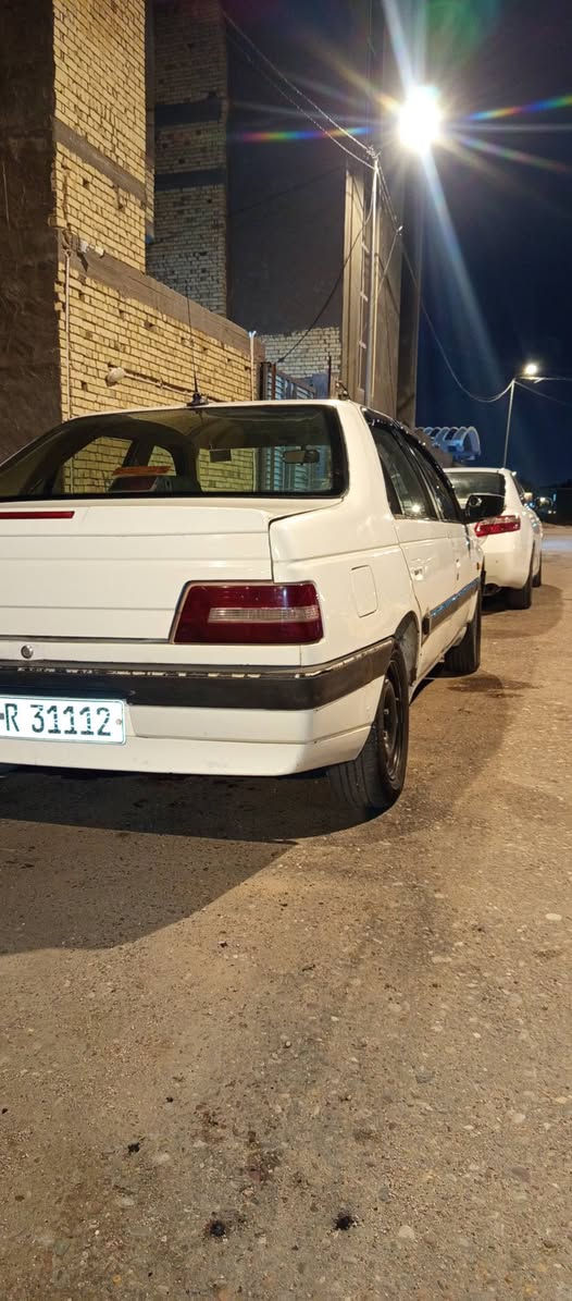 للبيع بيجو 405 سياه حلوه وجاهزه مكينه وكير جدد تبريد شغال حداديه جديده سياره كبل للشارع رقم انكليزي تحويل ثاني يوم السعر 33 وبيها مجال *********** البصرة, العراق
