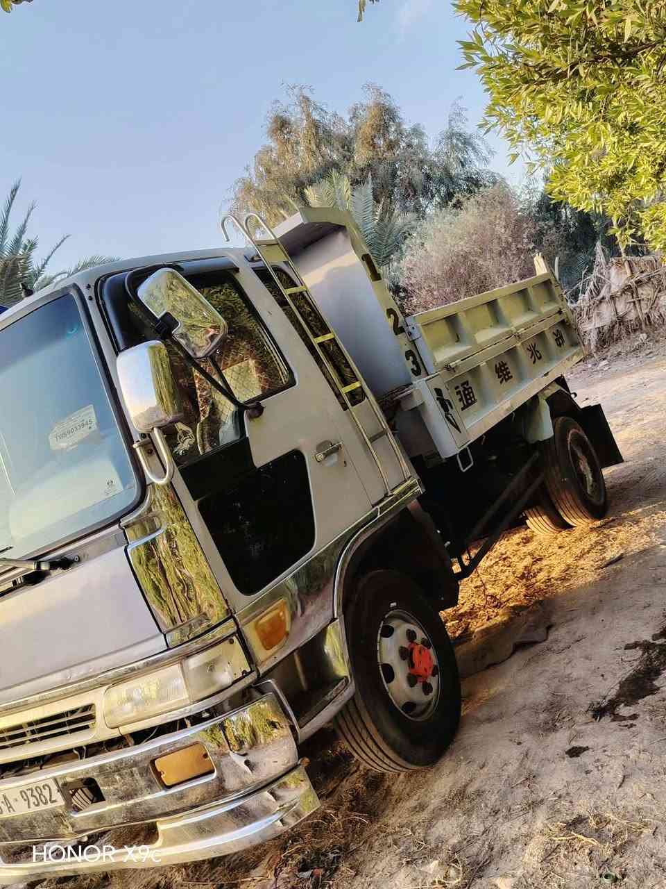 السلام عليكم هينو أنكر للبيع مكينه80رقم بابل انكليزي سنويه لل30 سبعه نمره تاير17.5 نضيفه السياره مكان شاميه مكلف بالنشر الاستفسار على رقم ***********
