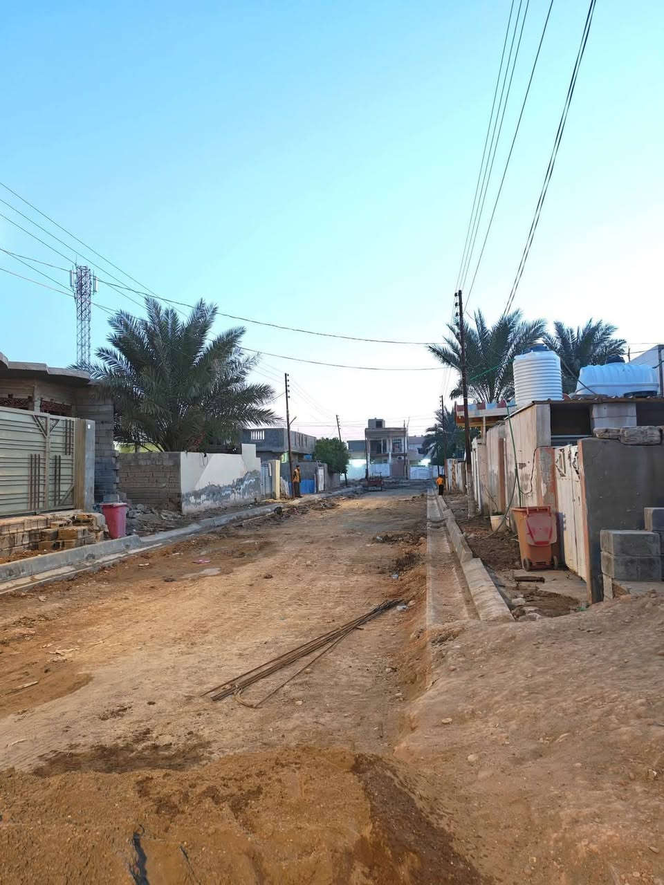 #للبيع دار سكن طابو صرف مطلوب للإسكان 

#الموقع بلور مقابل جامع الشيخ ثاير داخل الفروع
كل الخدمات متوفرة والتبليط هذه الايام ان شاء الله 

#المساحة ٢٤٠ متر
الواجهة ١٢
النزال ٢٠

#المحتويات البيت طابقين
٣ غرف نوم طابق ارضي وغرفتين نوم طابق ثاني
وباقي المحتويات هول إستقبال كلدور مطبخ وصحيات داخل وخارج
البيت بي نواقص منها أرضية وتقفيل ماء وكهرباء
والصور موضحة كلشي
#ملاحظة البيت مطلوب للأسكان ٤٢ مليون تتحول عليك بقسط شهري ٢٢٠ الف
وسعر البيع المطلوب مقدمة ٥٣ مليون
 #للتواصل مع الرقم
***********
