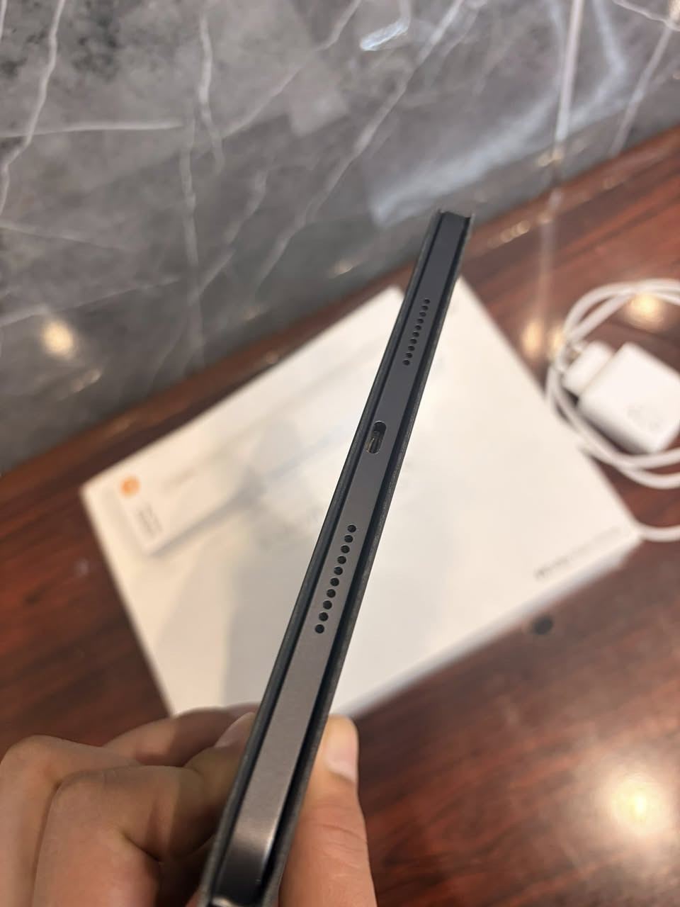 السلام عليكم
للبيع فقط: Xiaomi Pad 7 Pro (النسخة القوية) 🚀

الجهاز بحالة (ممتازة)، صنف كواحد من أقوى الأجهزة اللوحية للألعاب والعمل الثقيل.

📋 المواصفات التقنية:
• المعالج: Snapdragon 8s Gen 3 (أداء جبار وسريع جداً).
• الرام (RAM): (12+8) جيجابايت.
• الذاكرة الداخلية: (512+16) جيجابايت.
• الشاشة: قياس 11.2 إنش بدقة 3.1K (((بيبر مات)))
• التردد: 144Hz (سلاسة فائقة في التصفح والألعاب).
• البطارية: 8850 مللي أمبير تدعم الشحن السريع بقوة 67W.
• النظام: واجهة شاومي الجديدة HyperOS.

✅ ملاحظات:
• الجهاز نظيف جداً وخالي من أي خدوش.
• ملحقاته: (الشاحن الأصلي + الكرتونة + كفر اصلي + قلم شاومي focus pen).
• السعر: [625 الف] (بي مجال بسيط كلش).
📍 الموقع: [بغداد الكرخ]
📞 للتواصل: [***********] أو خاص.
