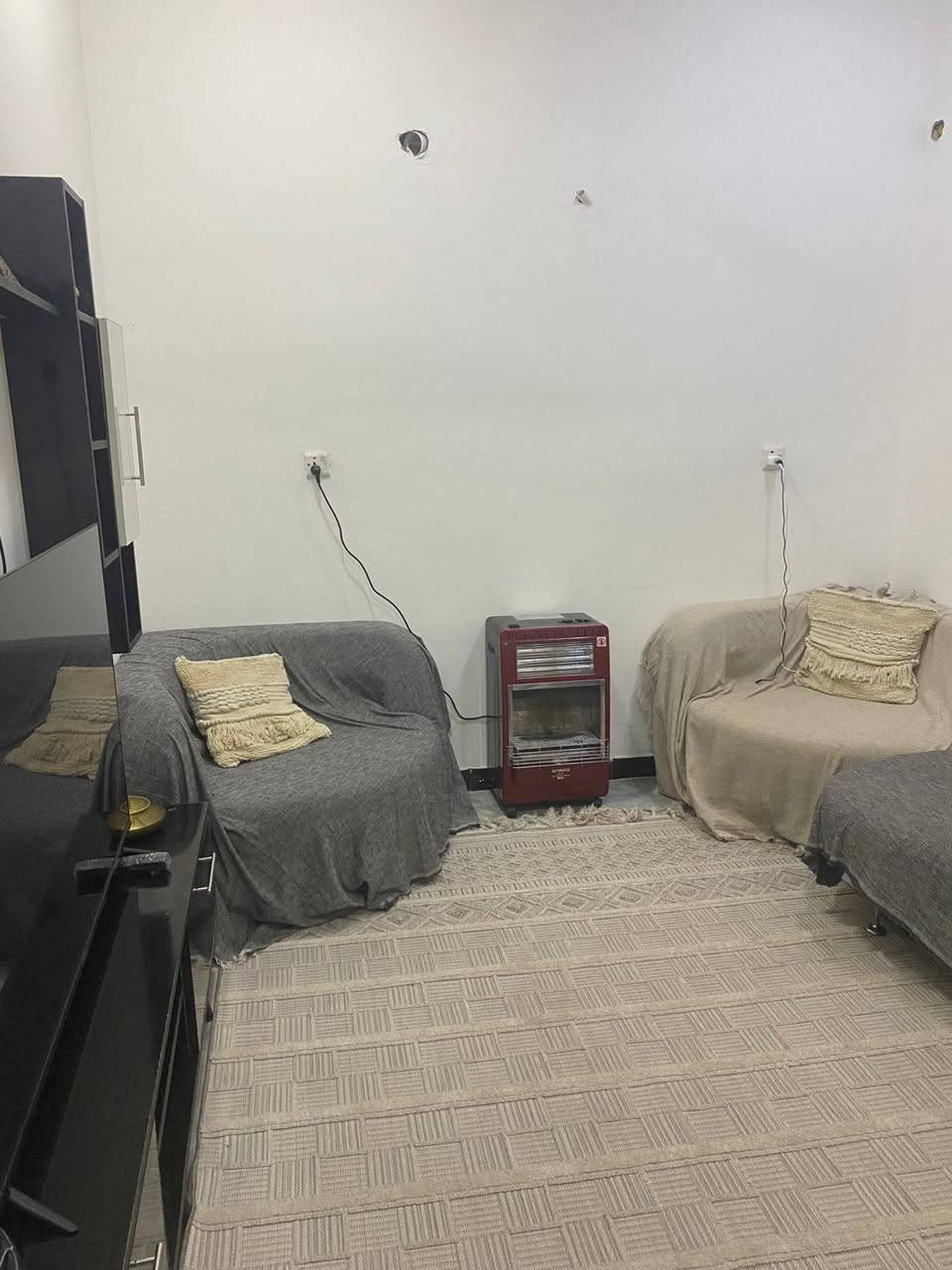 سلام عليكم دار للبيع دوره البوعيثه
دار 50متر طابقين يحتوي على ستقببال وصحيات ومطبخ 
طابق الثاني غرفتين نوم  تفاصيل داخل الفديو 
ستفسار أكثر اتصل على رقم سند 25 زراعي 
سعر 73وبي مجال  ‏‪***********‬‏
