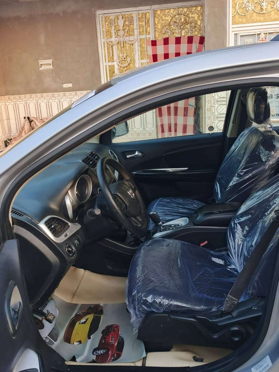 دوج جورني 2015رقم ذي قار بسمي سنويه 29 وارد أمريكي حدثه بنيد وجاملغ بدون ضرر داخلي وبيه رشت صبغ بصيطه كلش فول مواصفات عده فتحه. محرك 6 سلندر 3قطع تبريد 7راكب بصمه تشغيل عن بعد شاشه تحكم استرن ليت زنون اصلي ماشيه 140 سياره جاهزه من كلشي  مكاني الناصريه مركز السعر 119 فقط اليدور جديد ينتصل سياره مل جني ***********___***********
