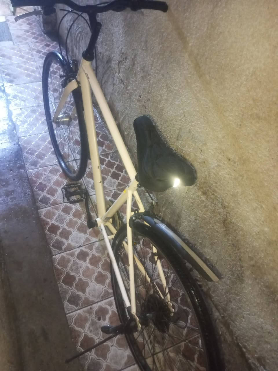 سلام عليكم بايسكل جديد للبيع كلشي مناقصه كير بريكات كلوب شغال كله كامل برغي مناقصةالسعر 100بي مجال  العنوان بغداد الاعضميه سبع بكار الرقم الاستفسار ***********
