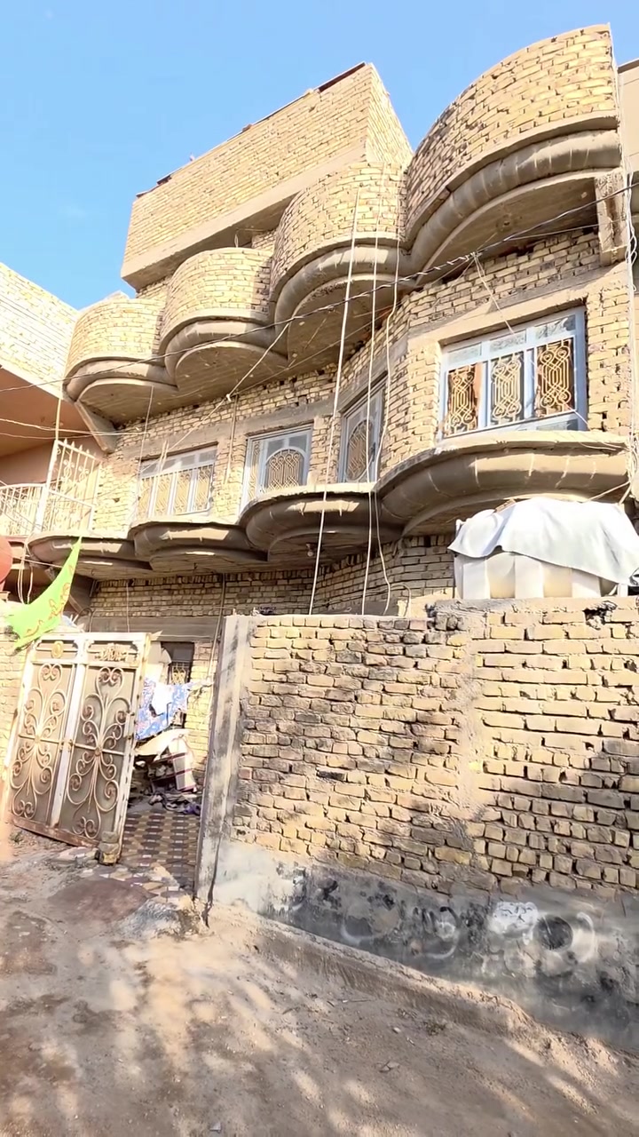 بيت طابقين للبيع مساحة 135 
يحتوي الطابق الأول على غرفة نوم واستقبال وهول ومطبخ ومجمع صحيات داخليه وخارجيه 
الطابق الثاني يحتوي على ثلاث غرف نوم 
العنوان محلة العتايج حي السلام يبعد عن الشارع العام حوالي 150 متر الى 200 متر 
للإستفسار اتصل على الأرقام 
***********
***********
#متابعة_للصفحة_ليصلك_كل_جديد
