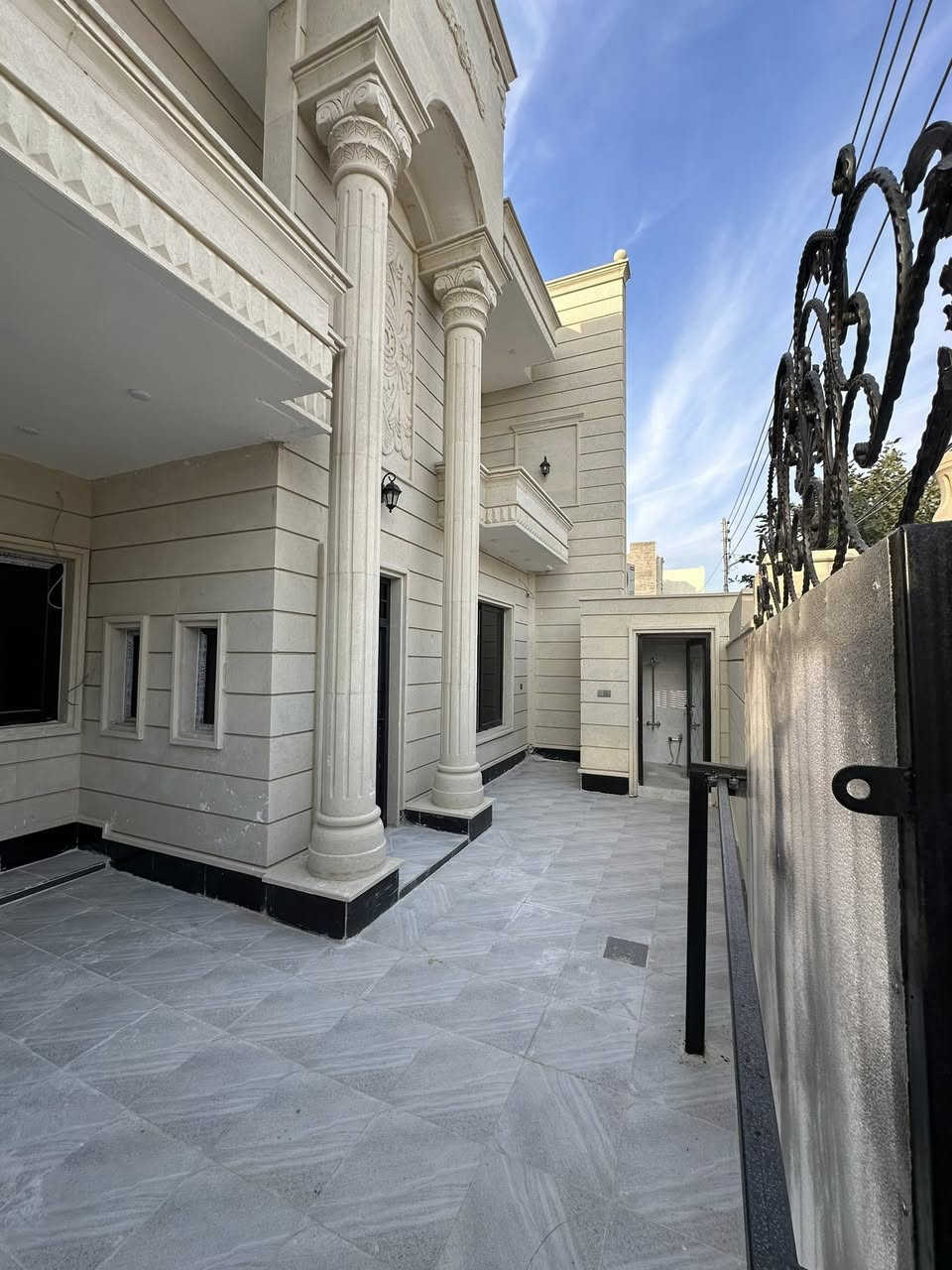 لبيع دار سكني
الديوم التوحيد شارع ١٥ 
المساحه ٢٠٠ متر 
الوجهه ١٠ 
نزال ٢٠ 
السعر 188 
للاستفسار ***********
