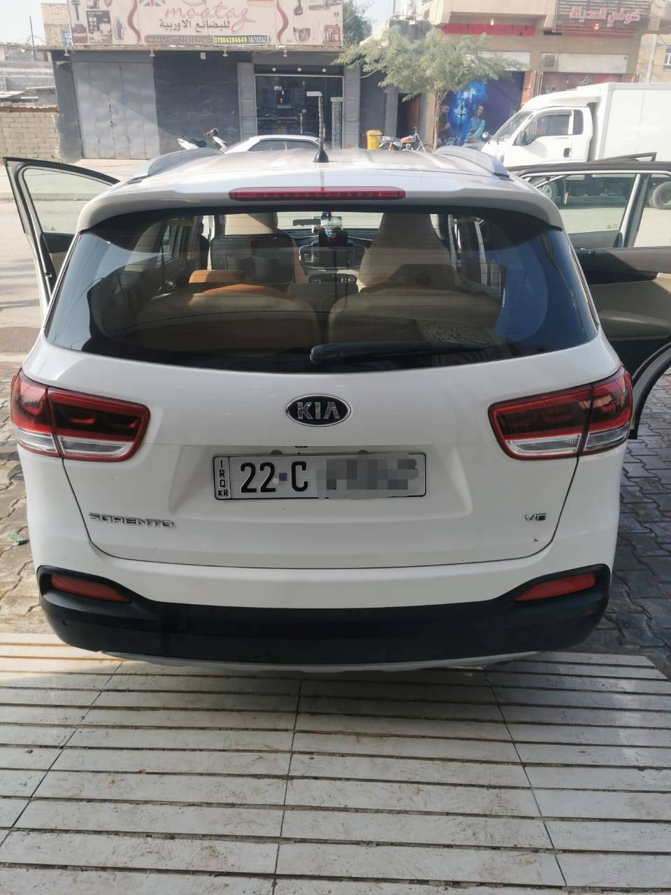 السلام عليكم (للبيع)
سورنتو مديل 2018.  خليجي  مكفوله كفاله عامه  عدا رصعه بلصندوق موضح بل صور  وبارد شبر  بل باب الخلفي 
6سلندر3500. 7راكب رقم اربيل هزه وسنويه جديده ل 2030  
السياره خير من لله 
موصفاتها  كامله عدا البنوراما  ..صندوق كهربائي ..شاشه كبيره
حساسات امامي خلفي كلهن شغالات تبريد 3قطع منفصل 
بصمه فتح وقفل .. ترحيب بل مري  ..مري شفط وباقي المواصفات معروفه 
ماشيه 85.  
اسبير بعده منازل كتلوكات كلهن موجودات 
مكاني بصره قضاء المدينه 
السعر 235 وبي مجال قليل حك الجيه 
رقمي ***********
