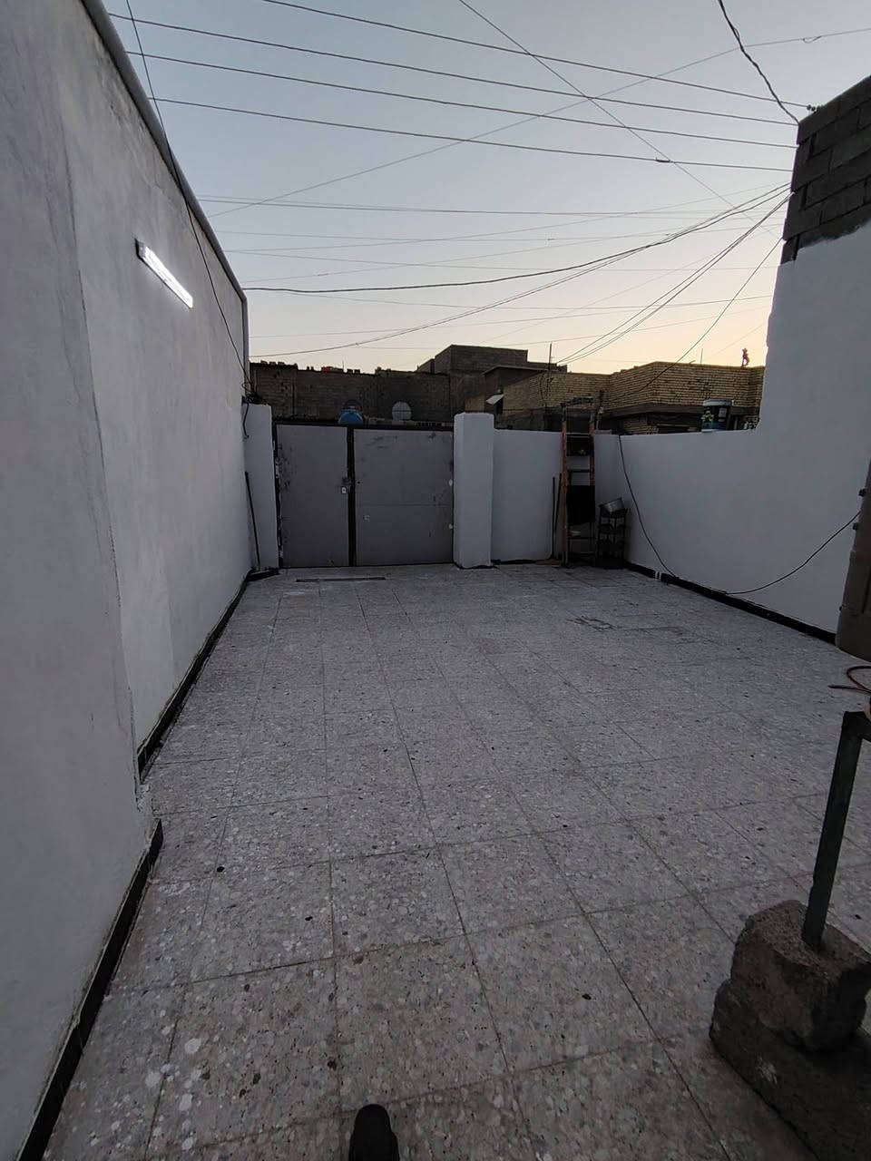 بيت ١٠٠م  البيع مجمع فدك قرب حي  الرئاسه واقع حال مي مجاري كهربا شارع ١٠ متر معه تخم وبلازمه باب الحمام وباب الغرفه موجودات سعر ٤٧ وبي مجال درج بداياته موجودات ***********
