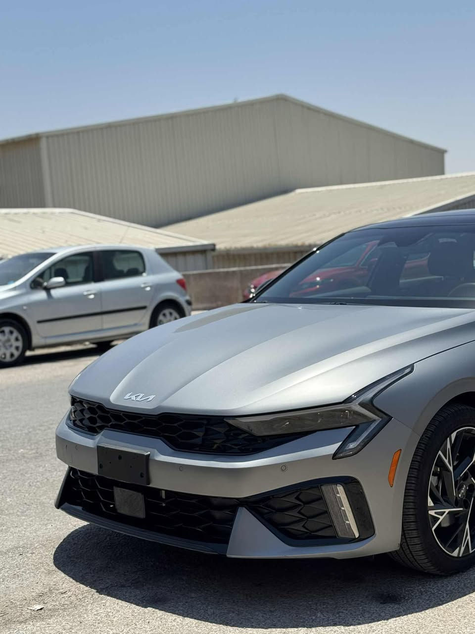 الـسلام عليكم جميعاً
للبيع K5 موديل 2025 GTLINE 
فول مواصفات لون طافي بلادي 

سيارة رقم انبار معوقين بأسمي شخصياً 
شرط الوكاله وماشيه 23 الف كيلو متر

سياره بدون ضرر تخريب بيها فقط بارد باقي كلها 
بلادي شرط بدون تبديل كفاله من دعاميه لدعاميه 

مواصفاتها 
مكينه 2500 تنفس طبيعي المرغرب 
مازدات ذكيه تصعد وتنزل وتفتر معه لاستدارة 
كشافات ضباب بك لايت LED
أشاير بالمري بانوراماك
حساسات امامي + خلفي 
رادارات 360 من جميع الجوانب 
قياده ذاتيه + تحديد مسار
توقف ذاتي +رادار تفاعلي 
مثبت سرعه + أوامر صوتيه 
شاشه گامل متصل شاشة اعطال 
شاشت تكيف  هندبريك بصمه 
(5) وضعيات قياده  شحن لاسلكي 
دفع AWD وتو هولد كرسي كهربائي جلد 
تدفئة مقاعد إماميه تدفئة ستيرن 
سماعات BOSE  أضويه داخليه لمس 
داخل احمر بلادي دبل جام عزل يخبل 
وبعد بيها موصفات اكثر 

مكانها الرمادي الانبار رقمي ***********
