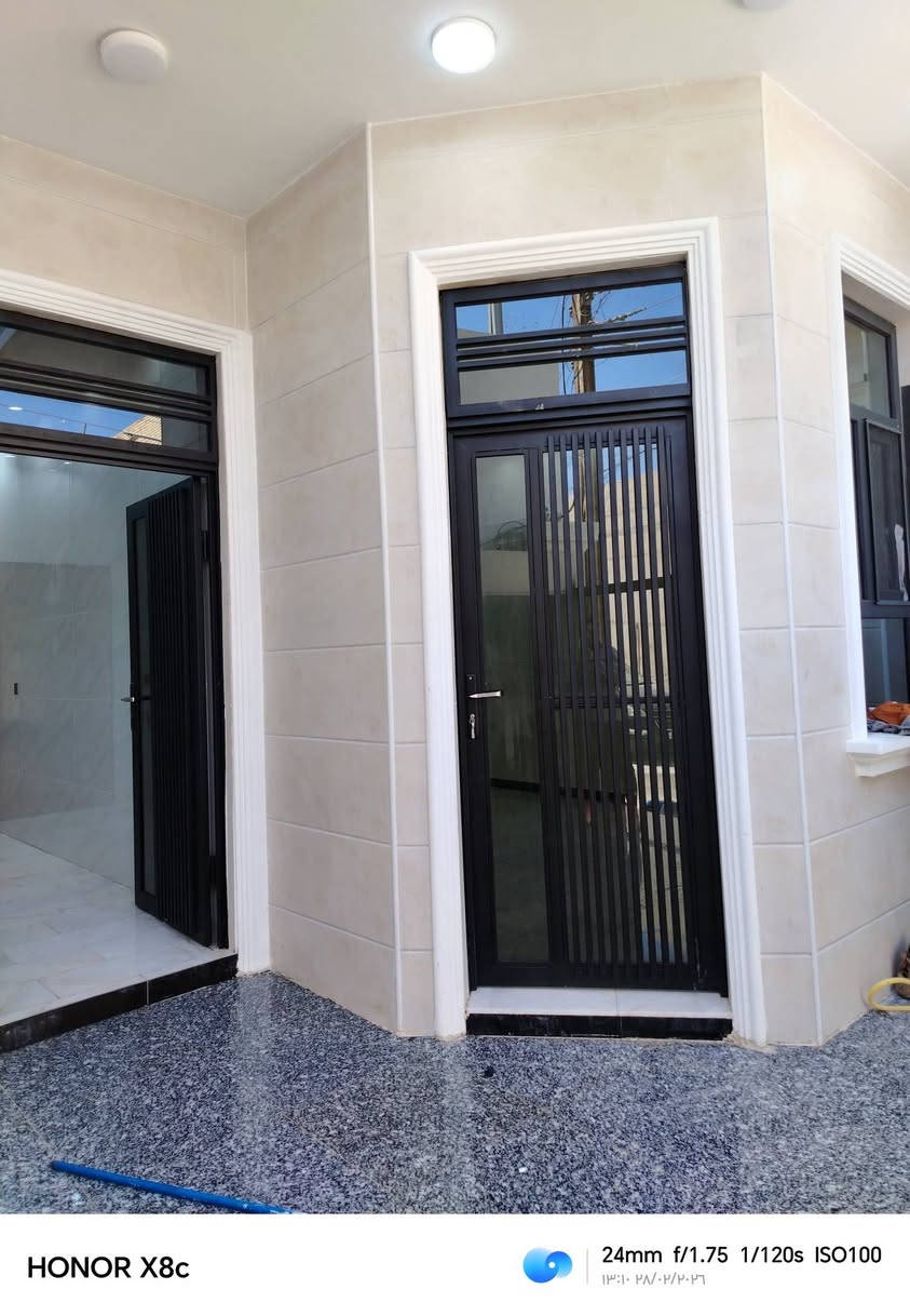 يالله دار للبيع بحي اور لأولى قرب دور نزاهه مساحته 150 متر طابقين بناء حديث درجه اولى على شارع 10 متر يتكون من أربع غرف نوم صالتين ومطبخ واستقبال أو صحيان لاستفسار أو واتساب ***********
