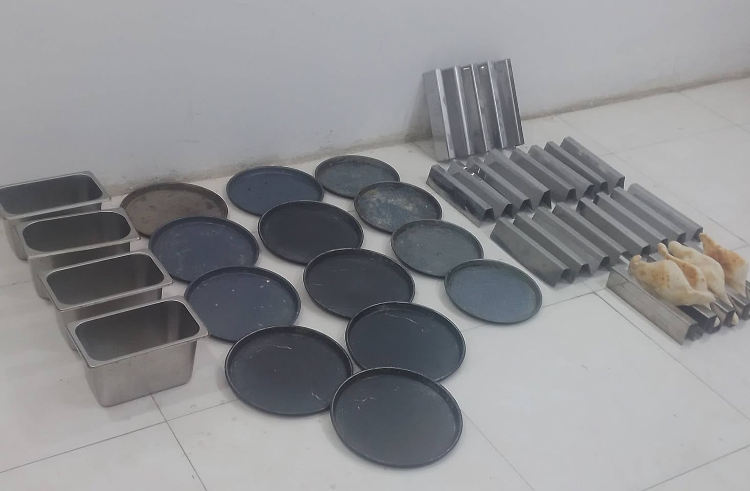 غراض مطعم نظيفات جدا للبيع...
صواني بيتزا عدد ١٣
بلانكات استيل عميق عدد ٤
مقاطع استيل ثقيل مال لفات عدد ٦
سعرهن كلهن ب  ٧٥  الف
بغداد الشعب ***********
موجود اتصال واتساب
